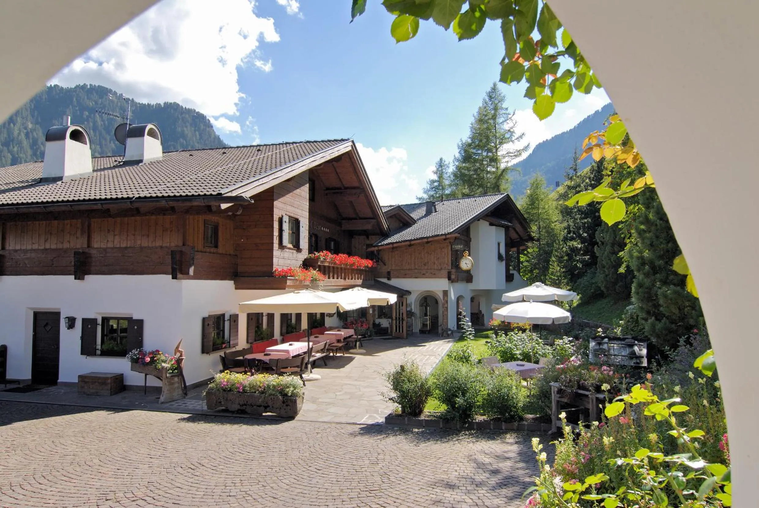 Facade/entrance in Charmehotel Uhrerhof - Deur