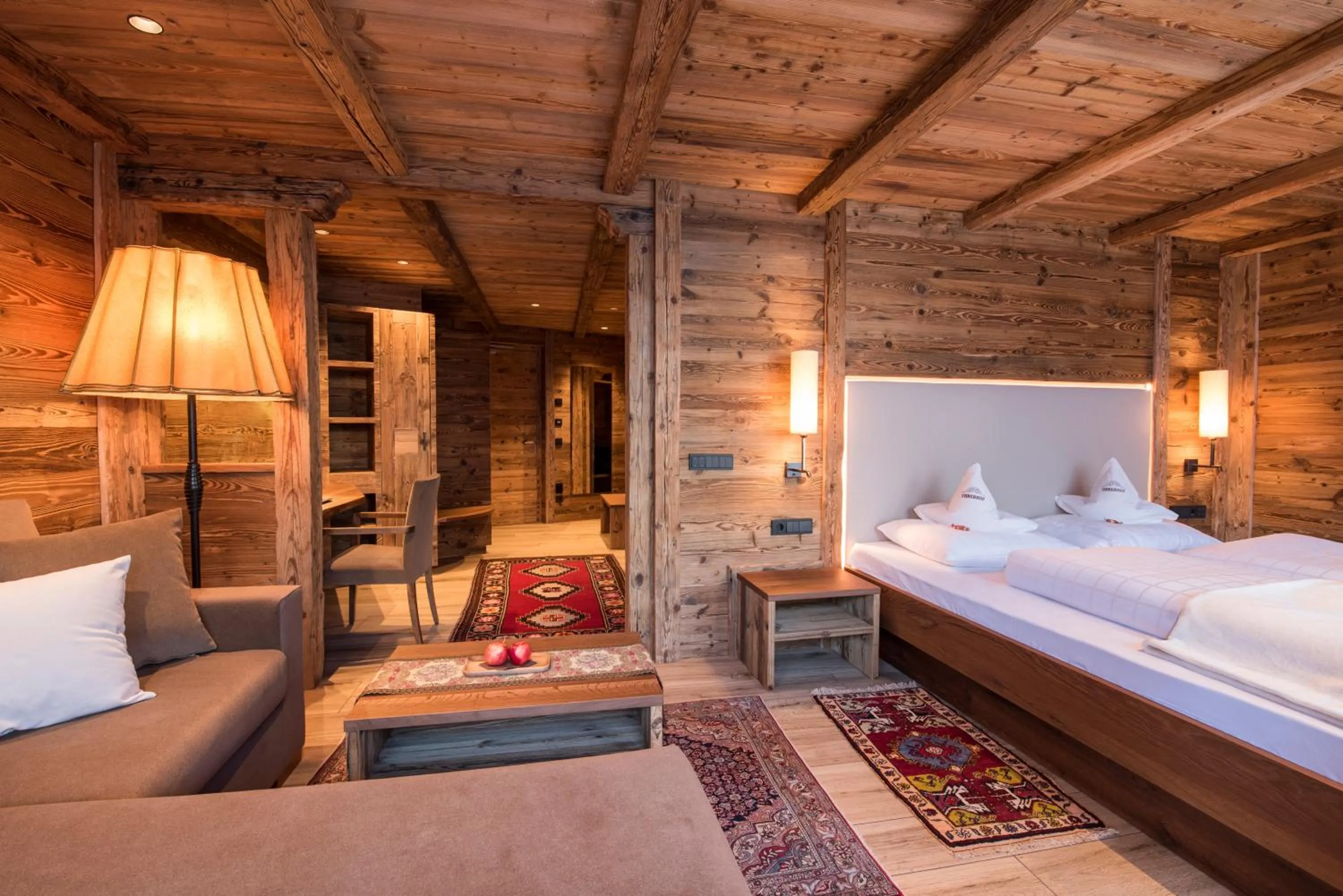 Photo of the whole room, Bed in Charmehotel Uhrerhof - Deur