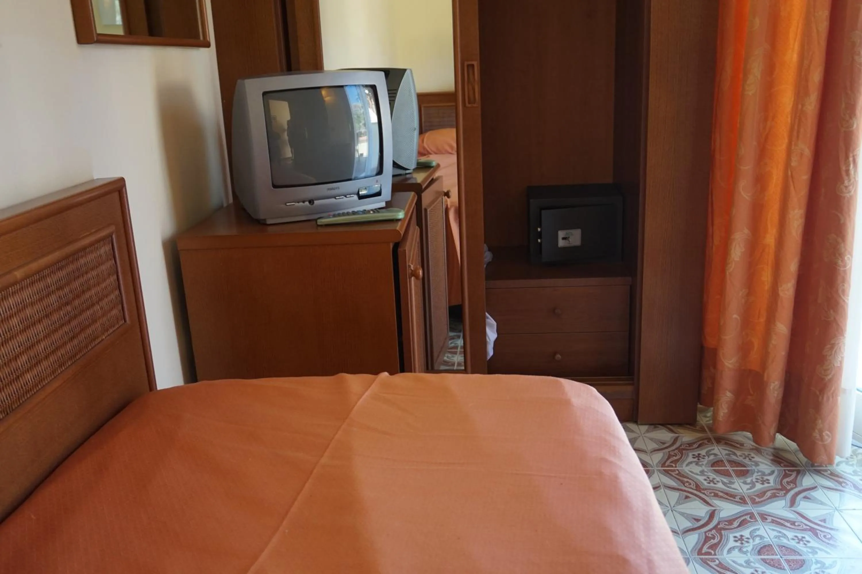 TV and multimedia, Bed in Hotel Villa Bianca Resort