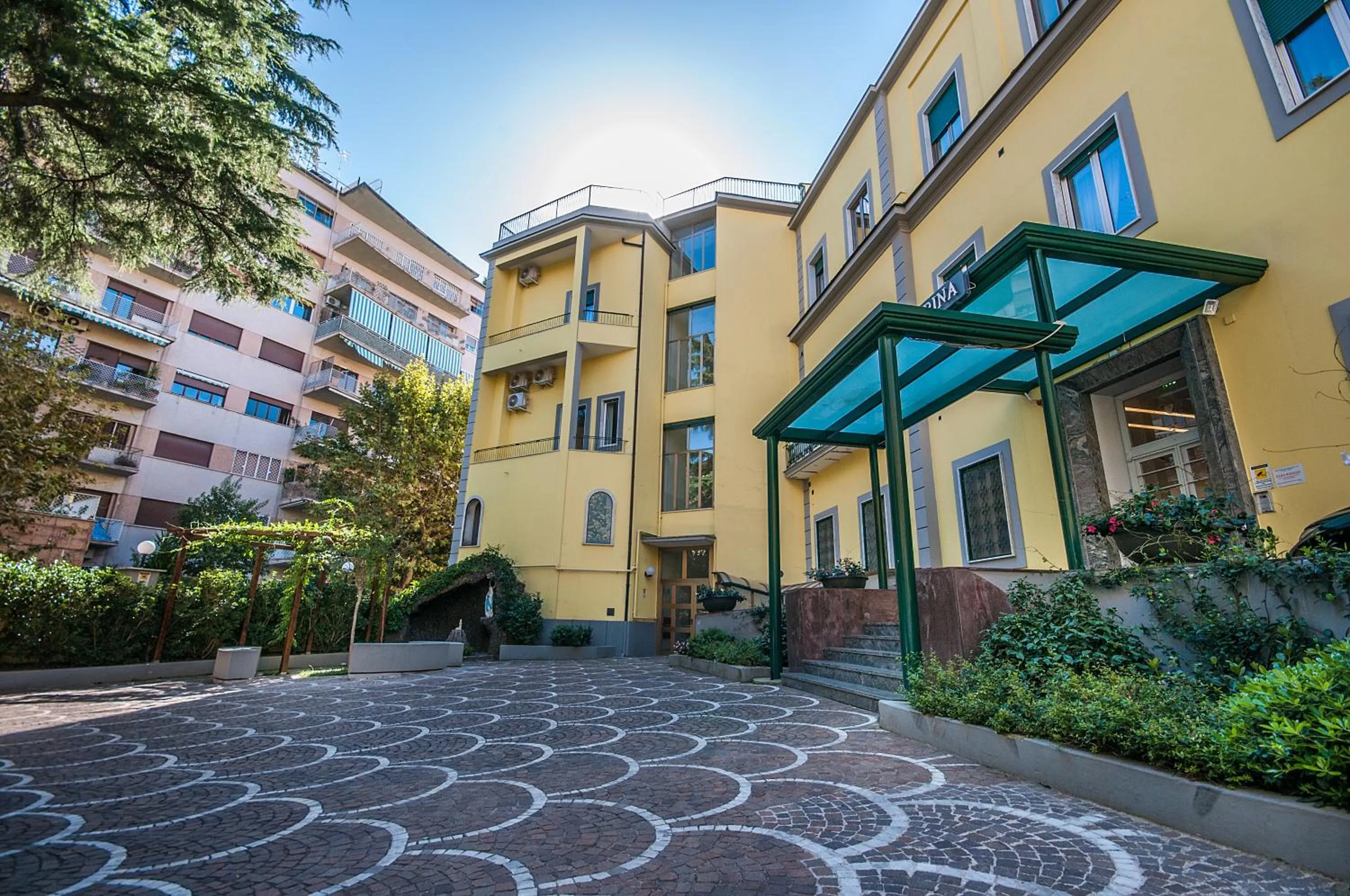 Property building in Villa Albina