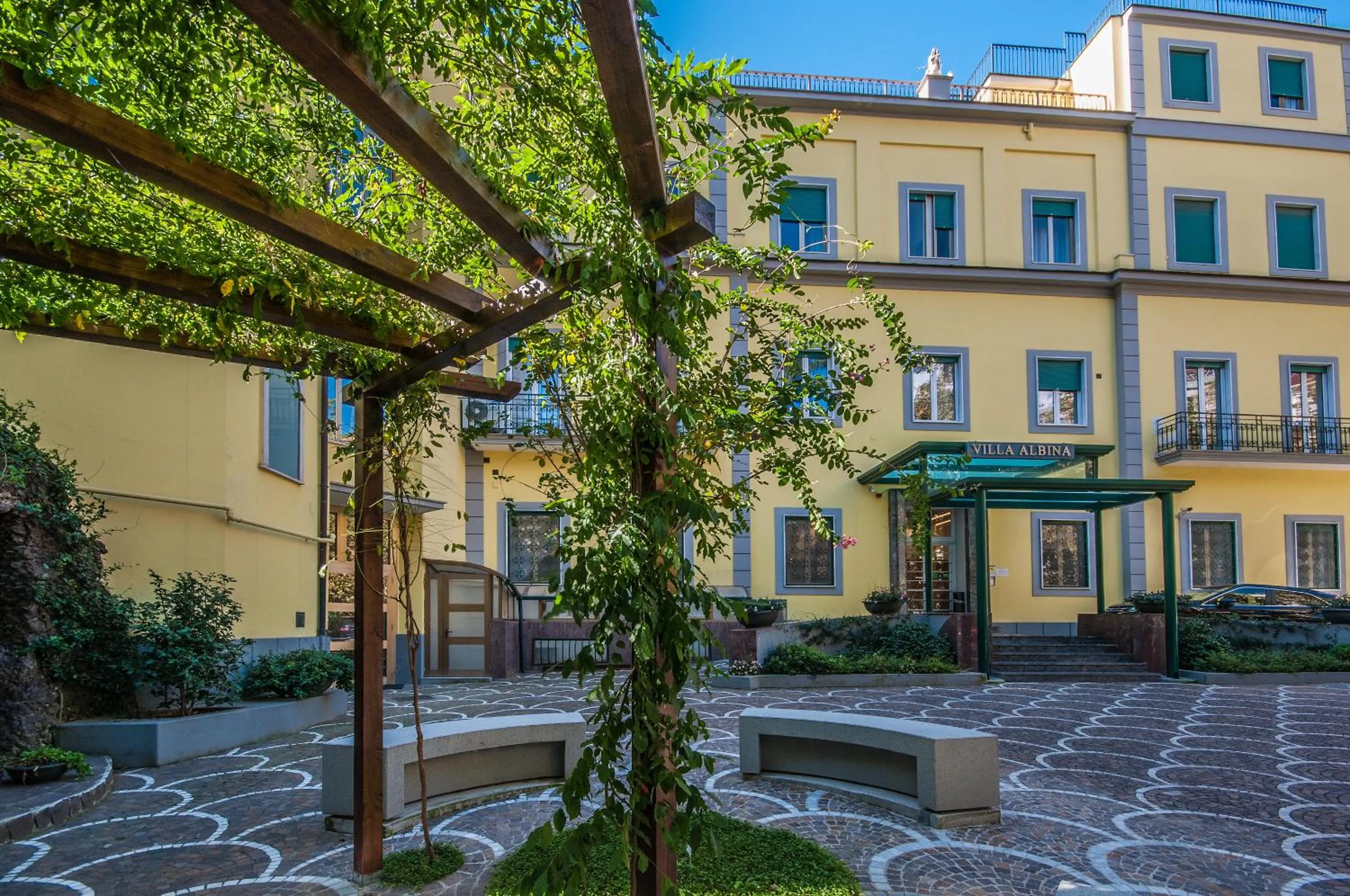 Property building in Villa Albina