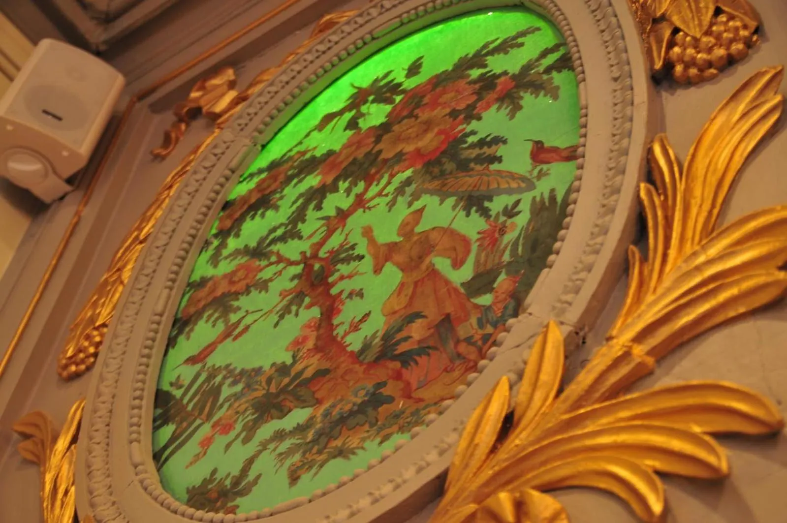 Communal lounge/ TV room in Les Glycines Vézelay