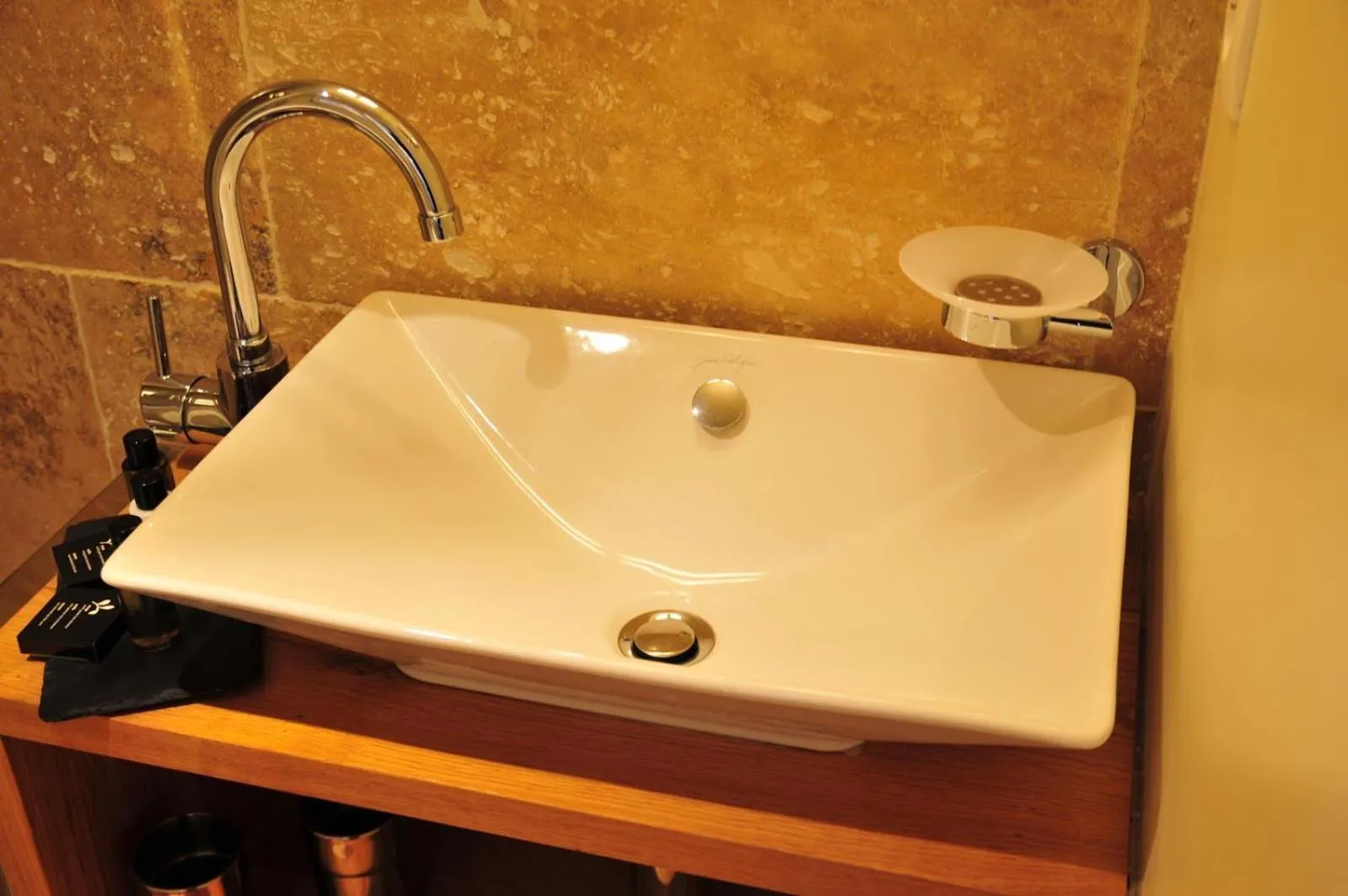Bathroom in Les Glycines Vézelay