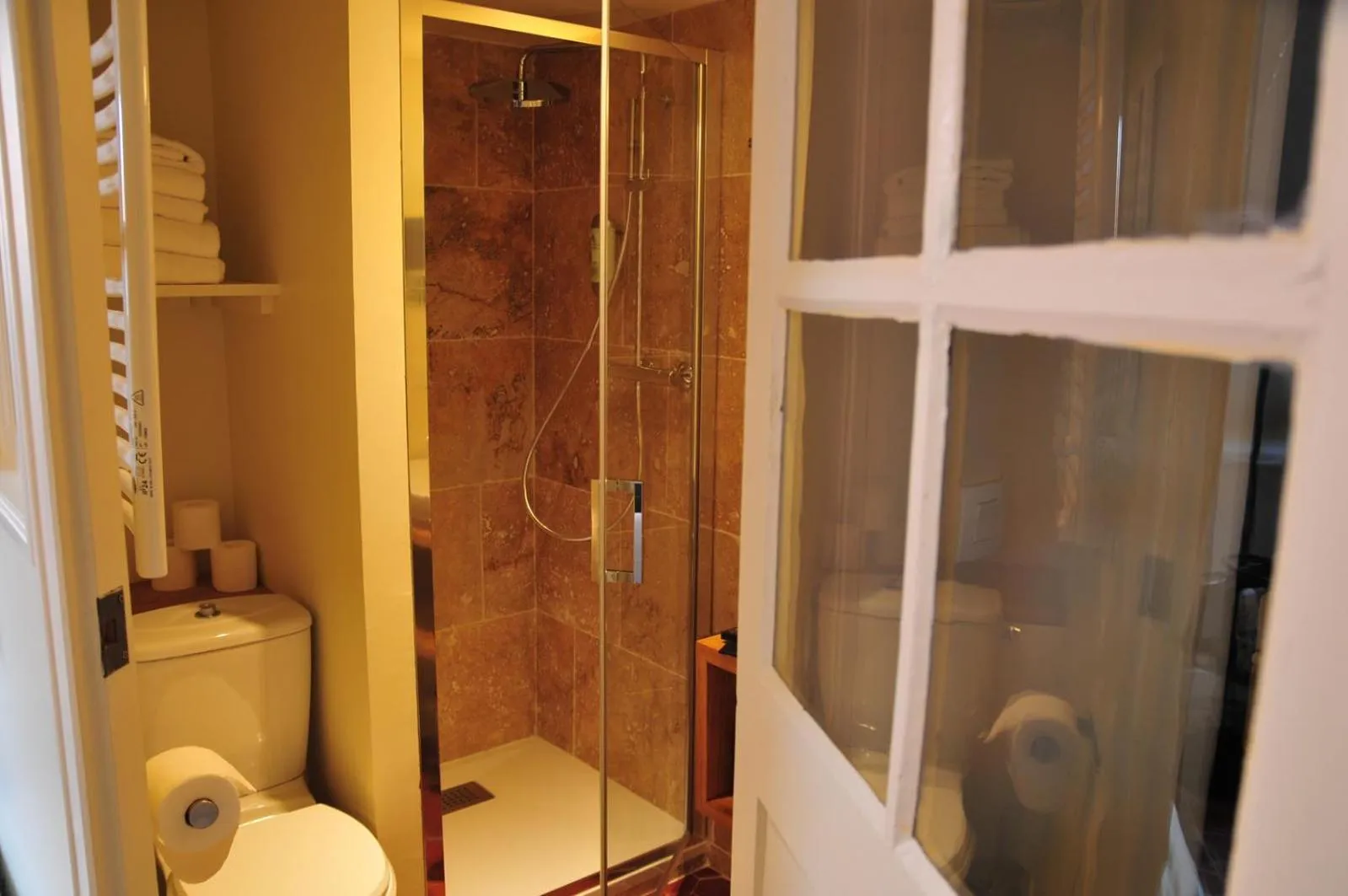 Bathroom in Les Glycines Vézelay