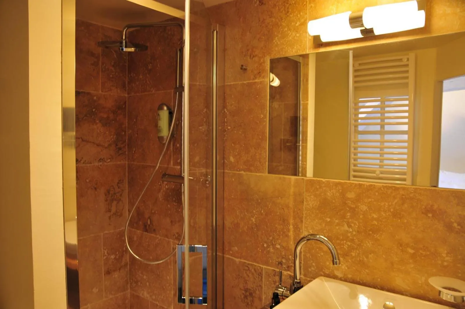 Bathroom in Les Glycines Vézelay