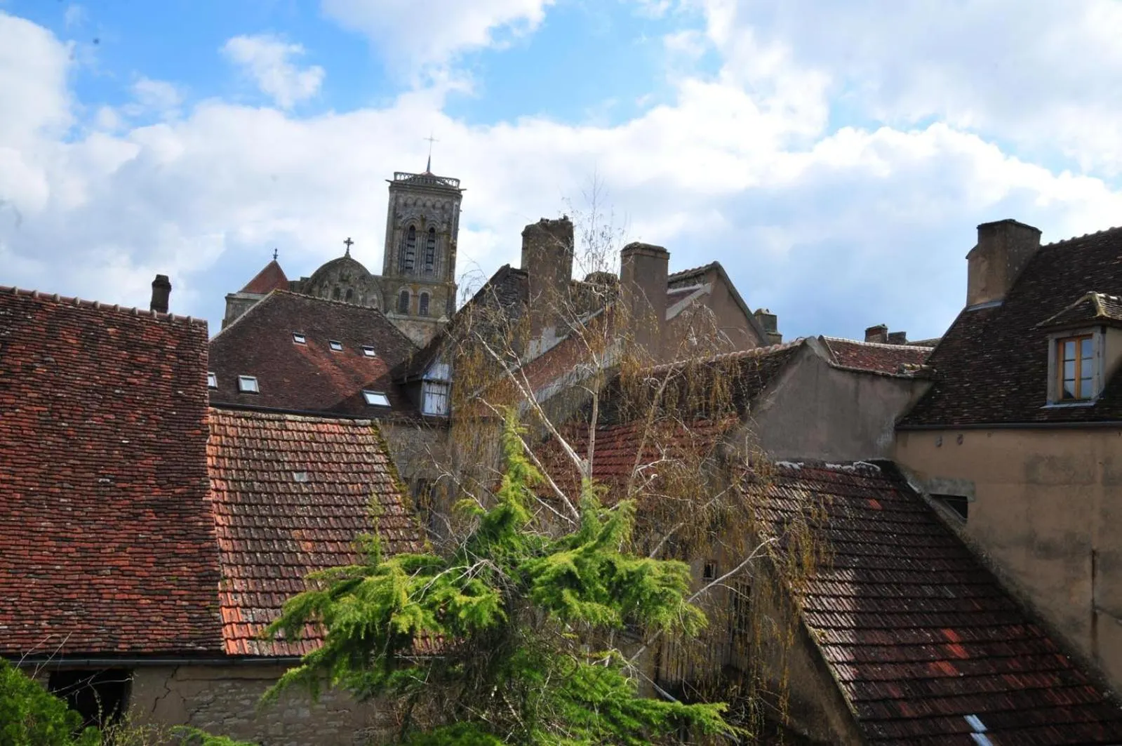 Landmark view in Les Glycines Vézelay