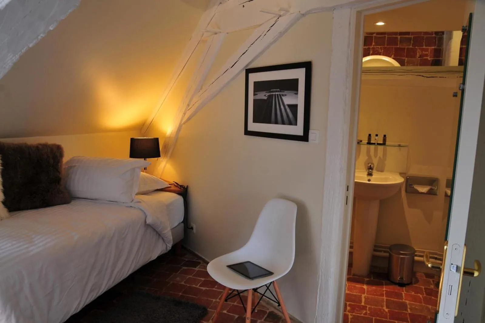 Decorative detail, Bed in Les Glycines Vézelay