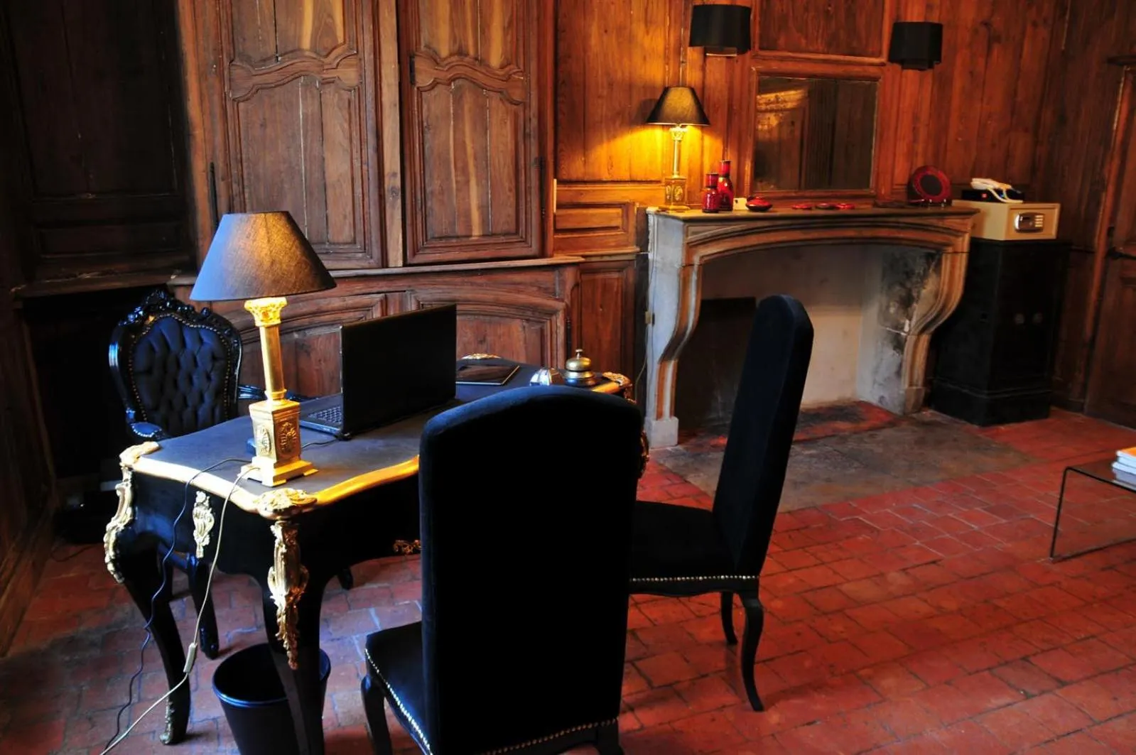 Lobby or reception in Les Glycines Vézelay