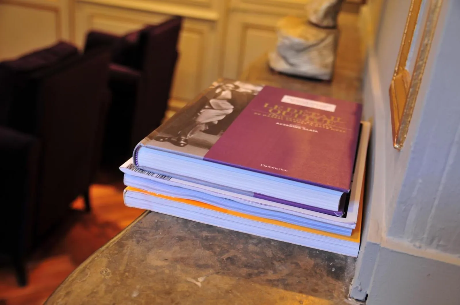 Communal lounge/ TV room in Les Glycines Vézelay