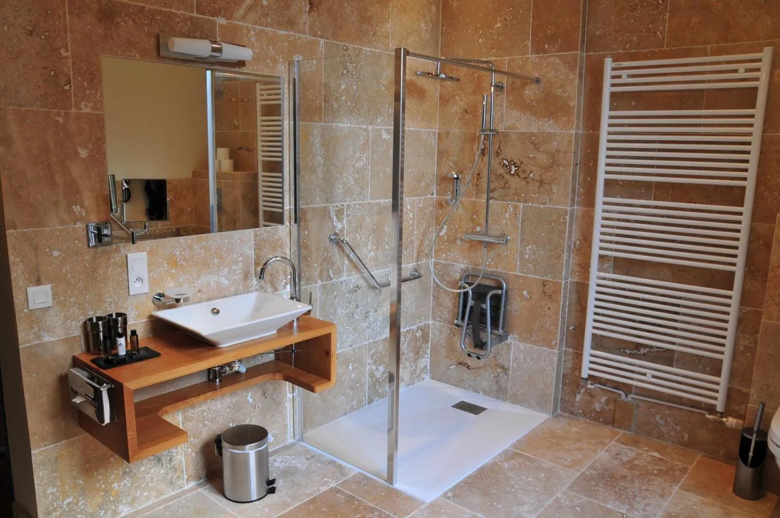 Bathroom in Les Glycines Vézelay