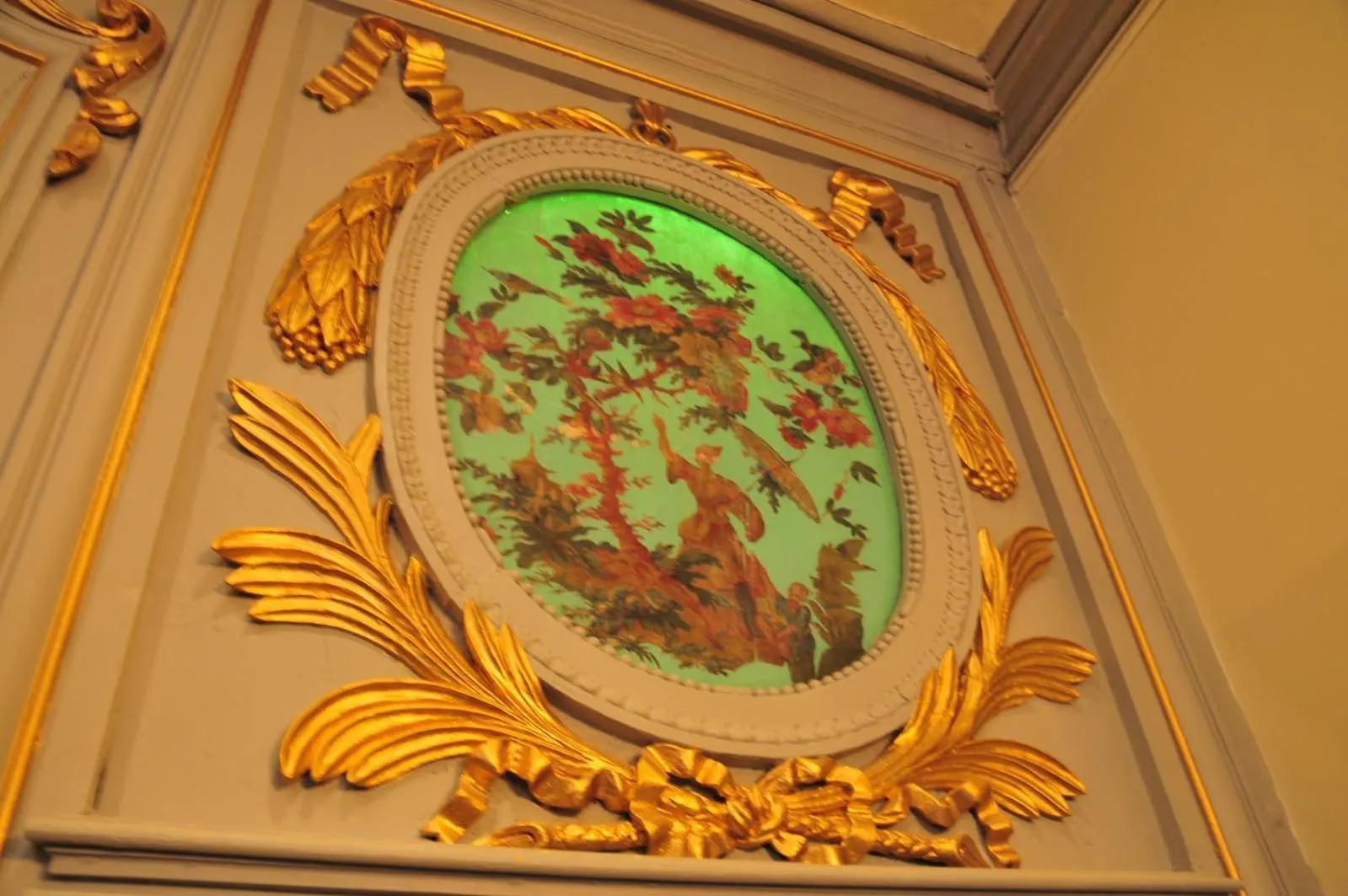 Communal lounge/ TV room in Les Glycines Vézelay