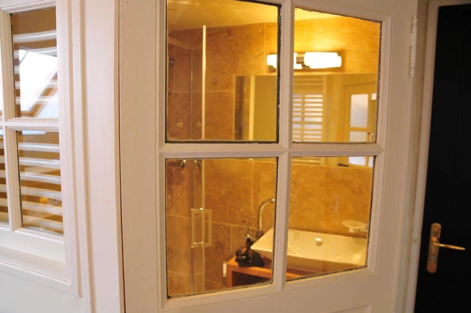 Shower in Les Glycines Vézelay