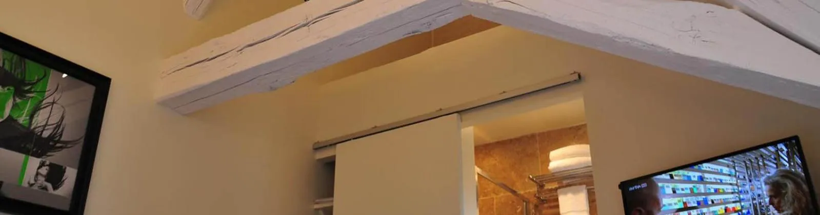 Decorative detail in Les Glycines Vézelay