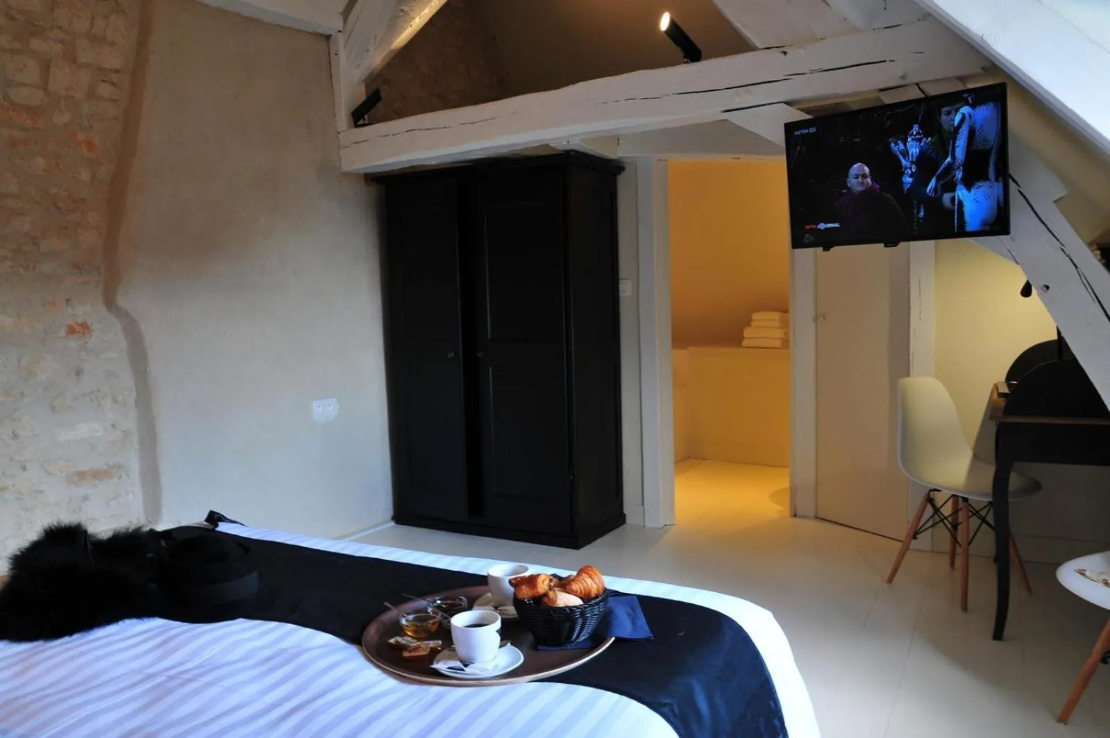 Decorative detail, Bed in Les Glycines Vézelay