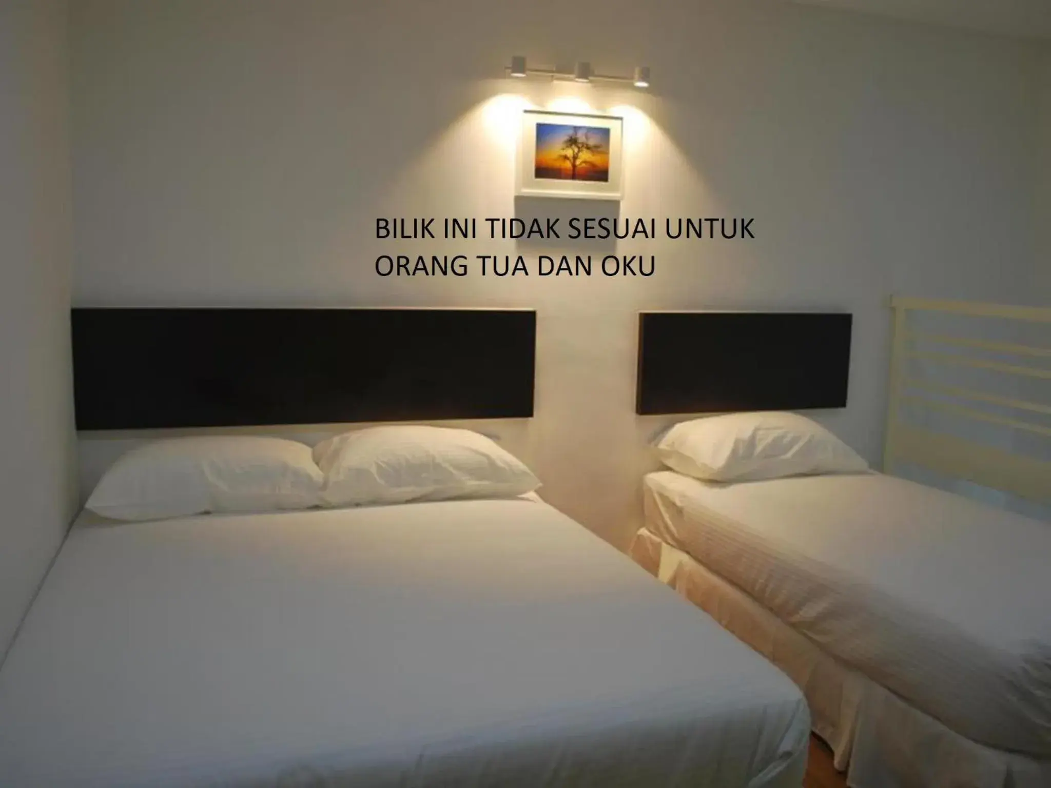 Comfort Triple Room in Apple Inn Hotel Comfort Triple Room in Apple Inn Hotel