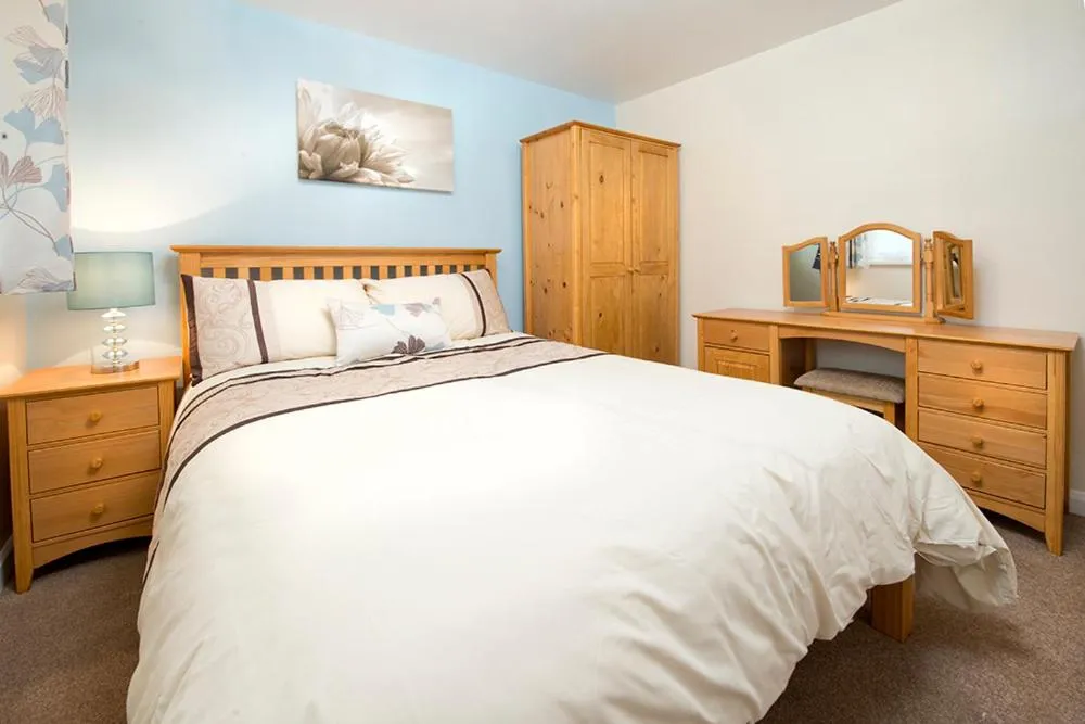 Bedroom, Bed in Trelawne Manor Holiday Park