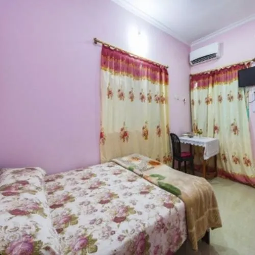 Bed in Madrid Home 2 min walk to Beach