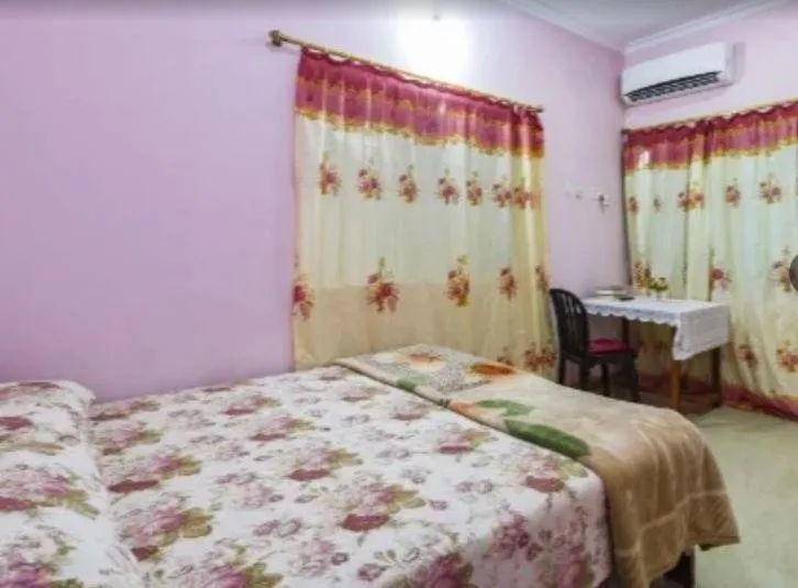 Bedroom, Bed in Madrid Home 2 min walk to Beach