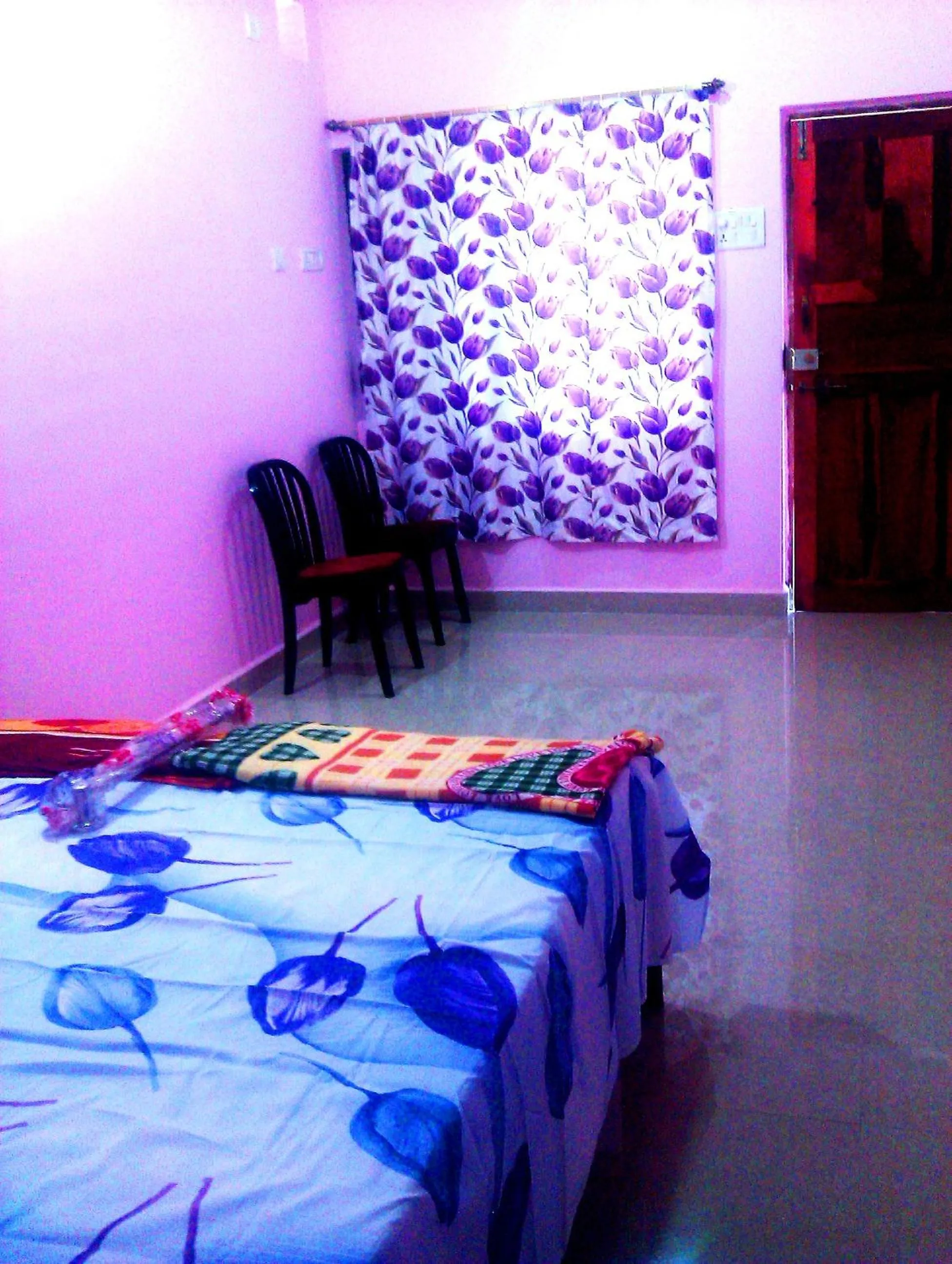 Bedroom, Bed in Madrid Home 2 min walk to Beach