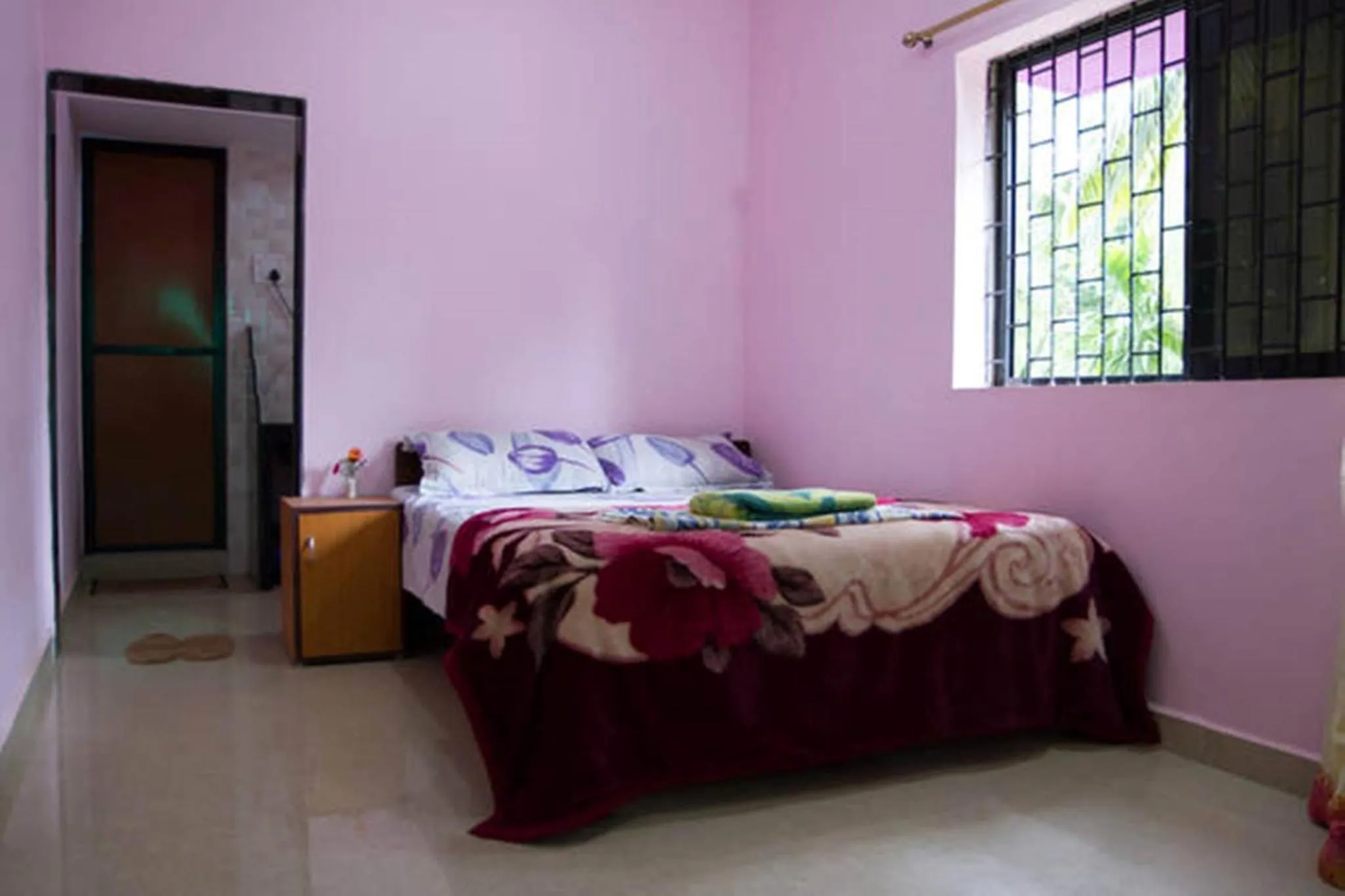 Bed in Madrid Home 2 min walk to Beach