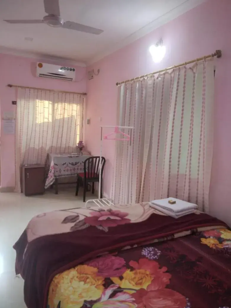 Living room, Bed in Madrid Home 2 min walk to Beach Living room, Bed in Madrid Home 2 min walk to Beach