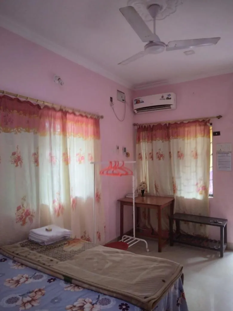 Bed in Madrid Home 2 min walk to Beach