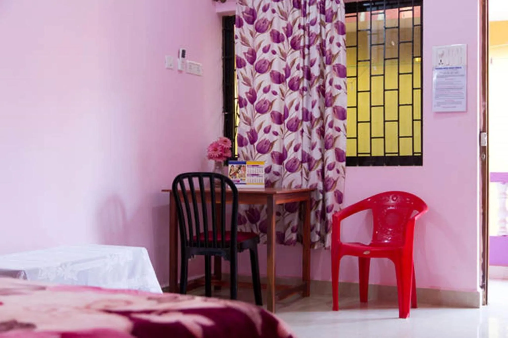 Bedroom, Bed in Madrid Home 2 min walk to Beach