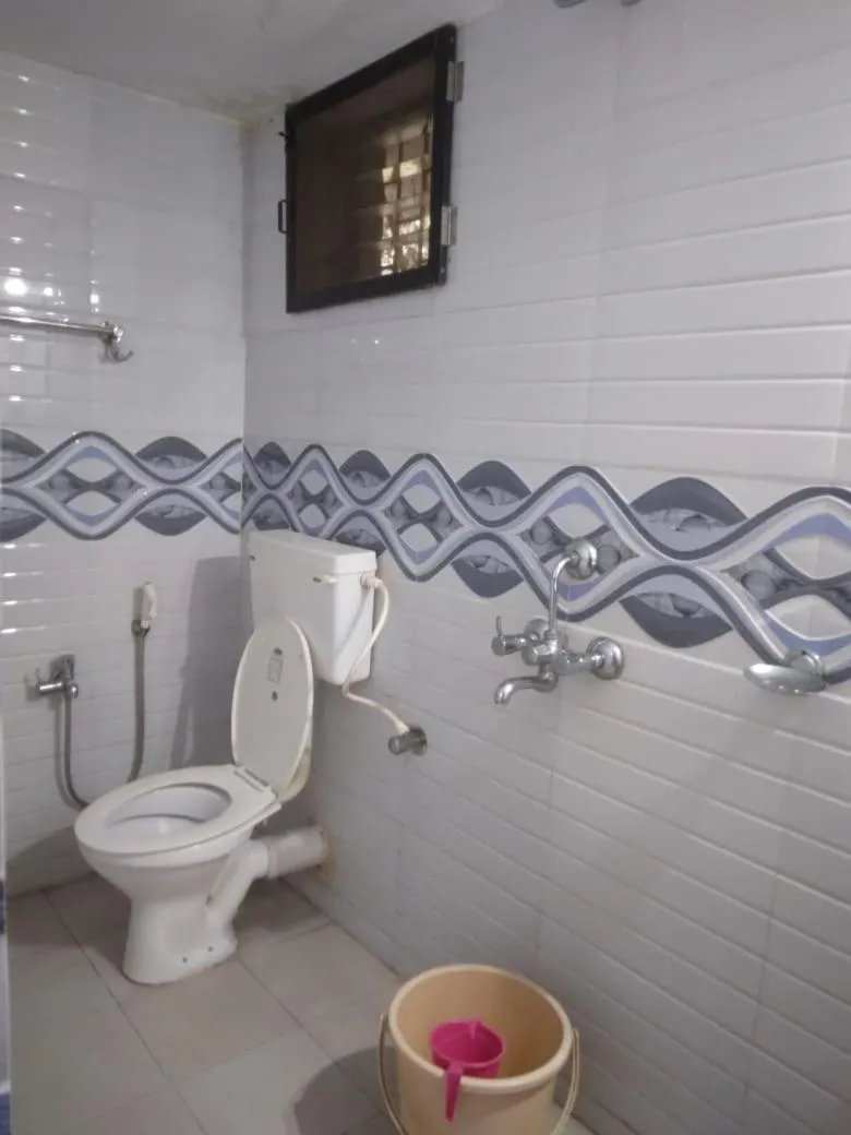 Shower in Madrid Home 2 min walk to Beach