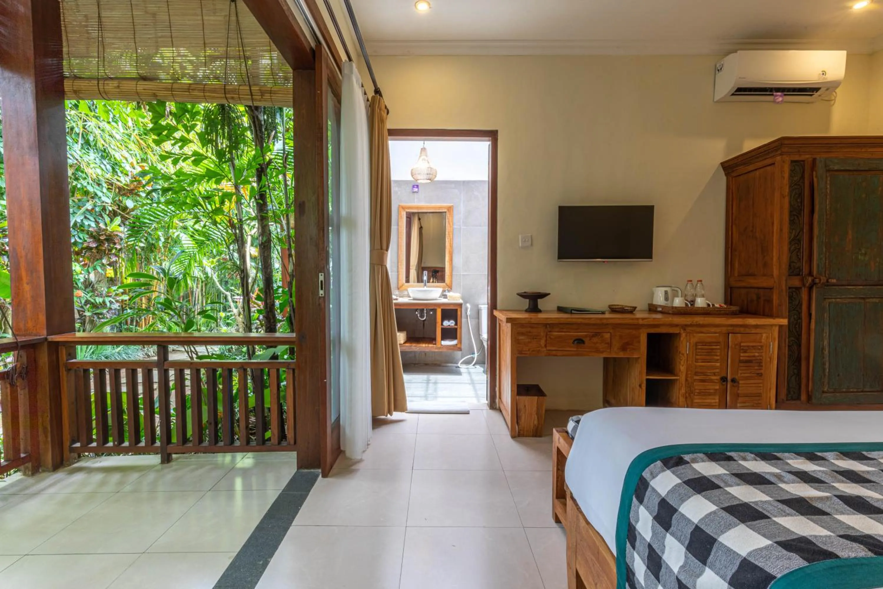 Bathroom, Bed in Meruhdani Boutique Hotel Ubud