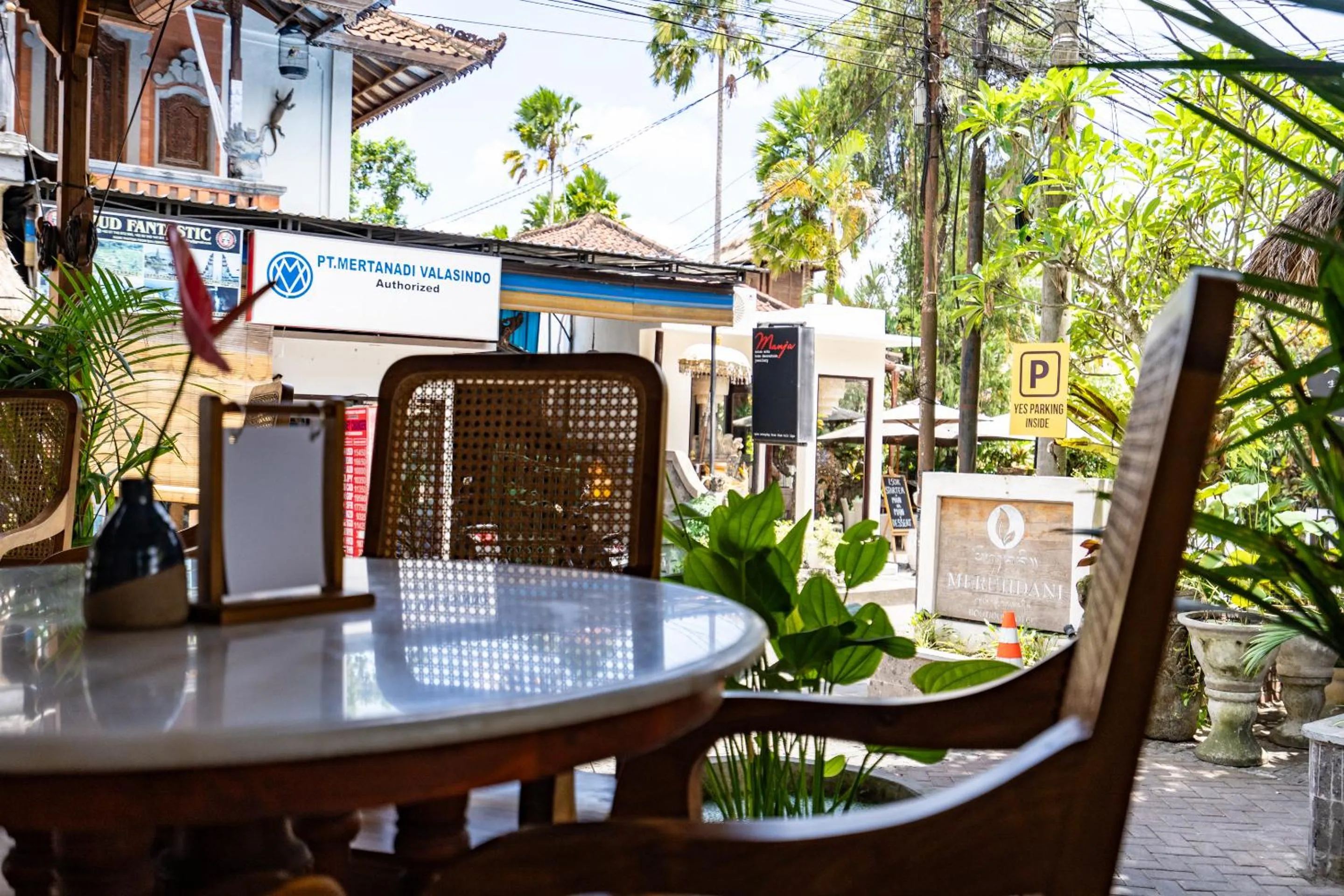 Restaurant/places to eat in Meruhdani Boutique Hotel Ubud