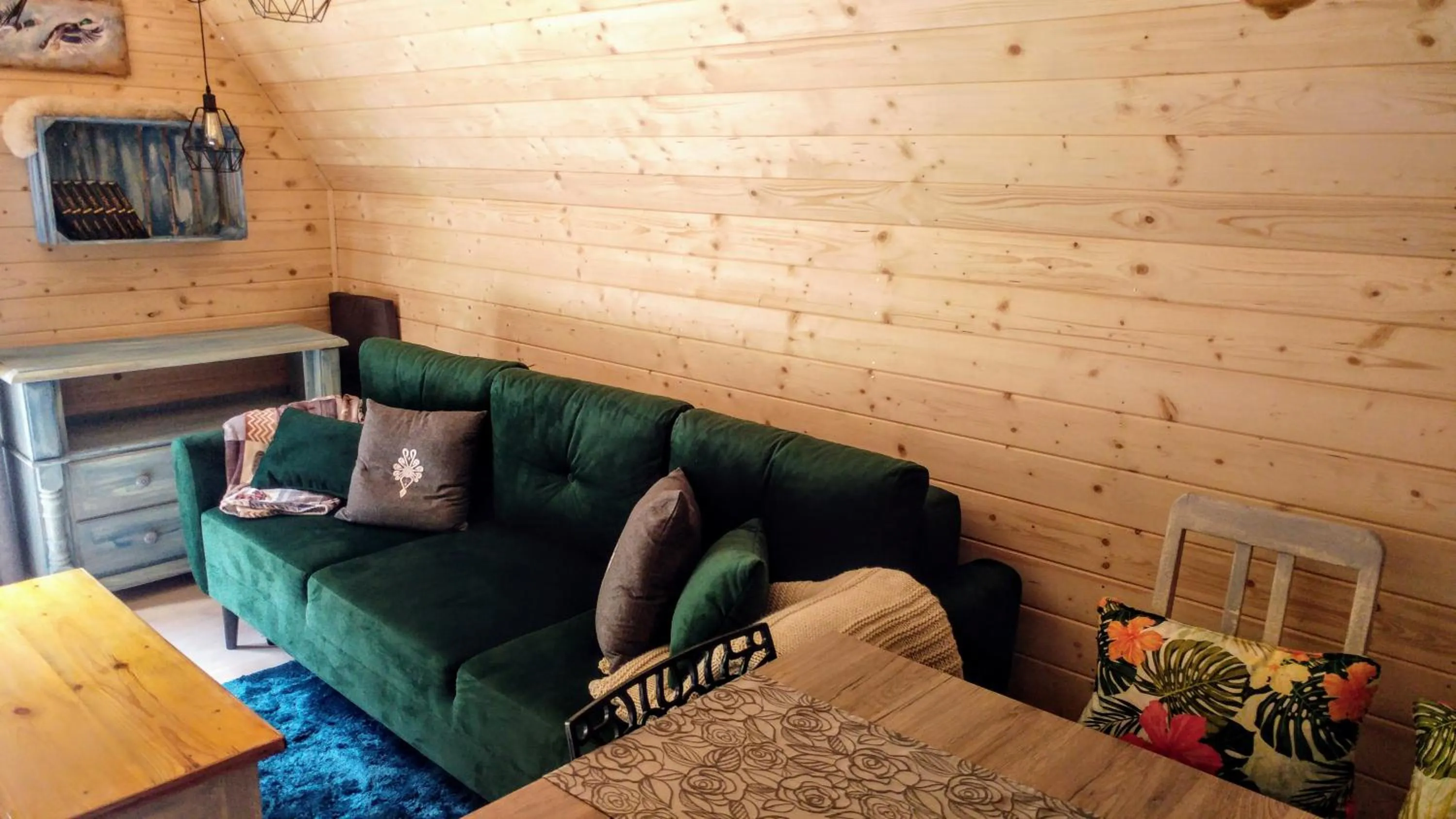 Living room in Osada pod Beskidem- chatki całoroczne