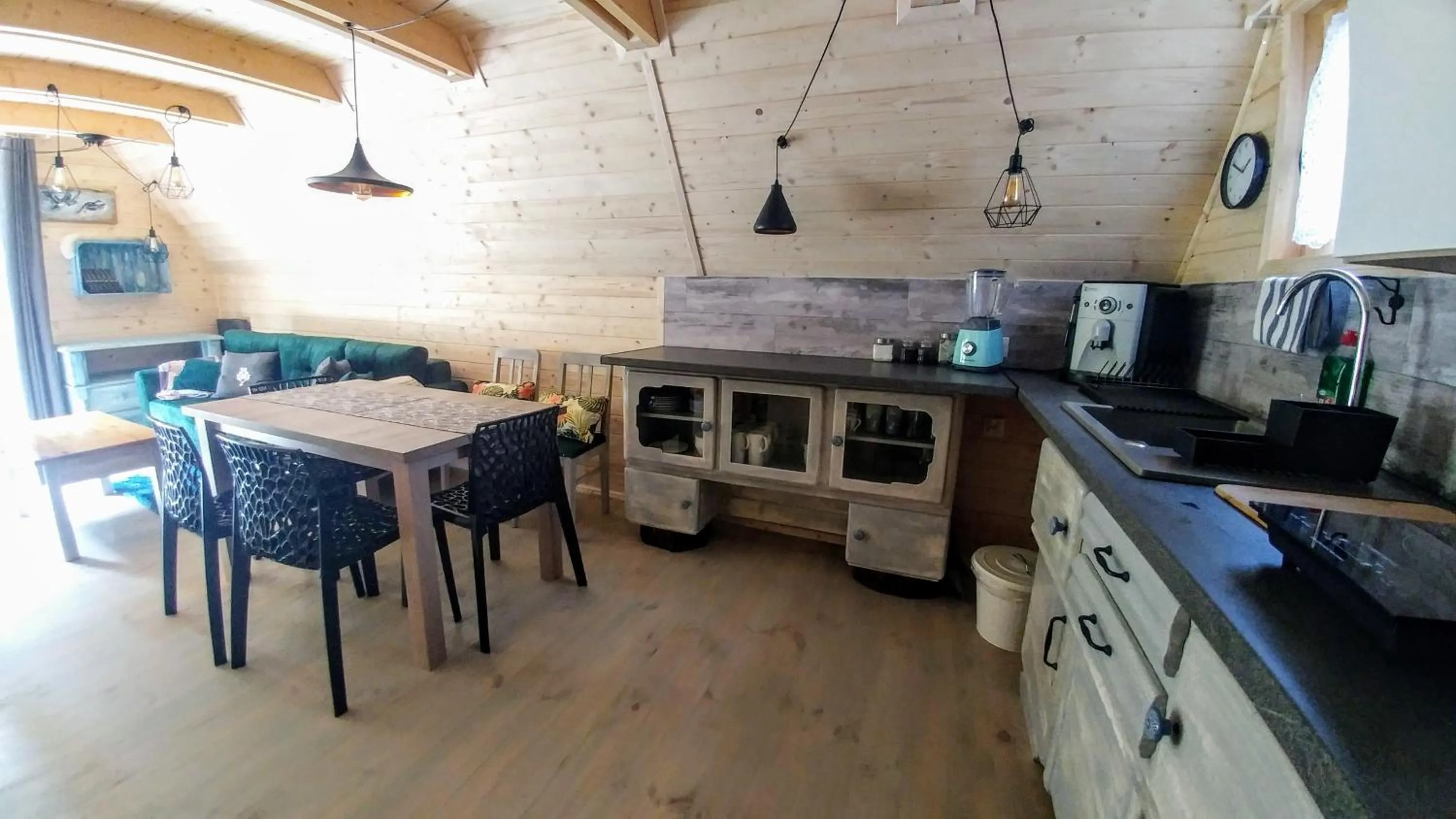 Kitchen or kitchenette in Osada pod Beskidem- chatki całoroczne