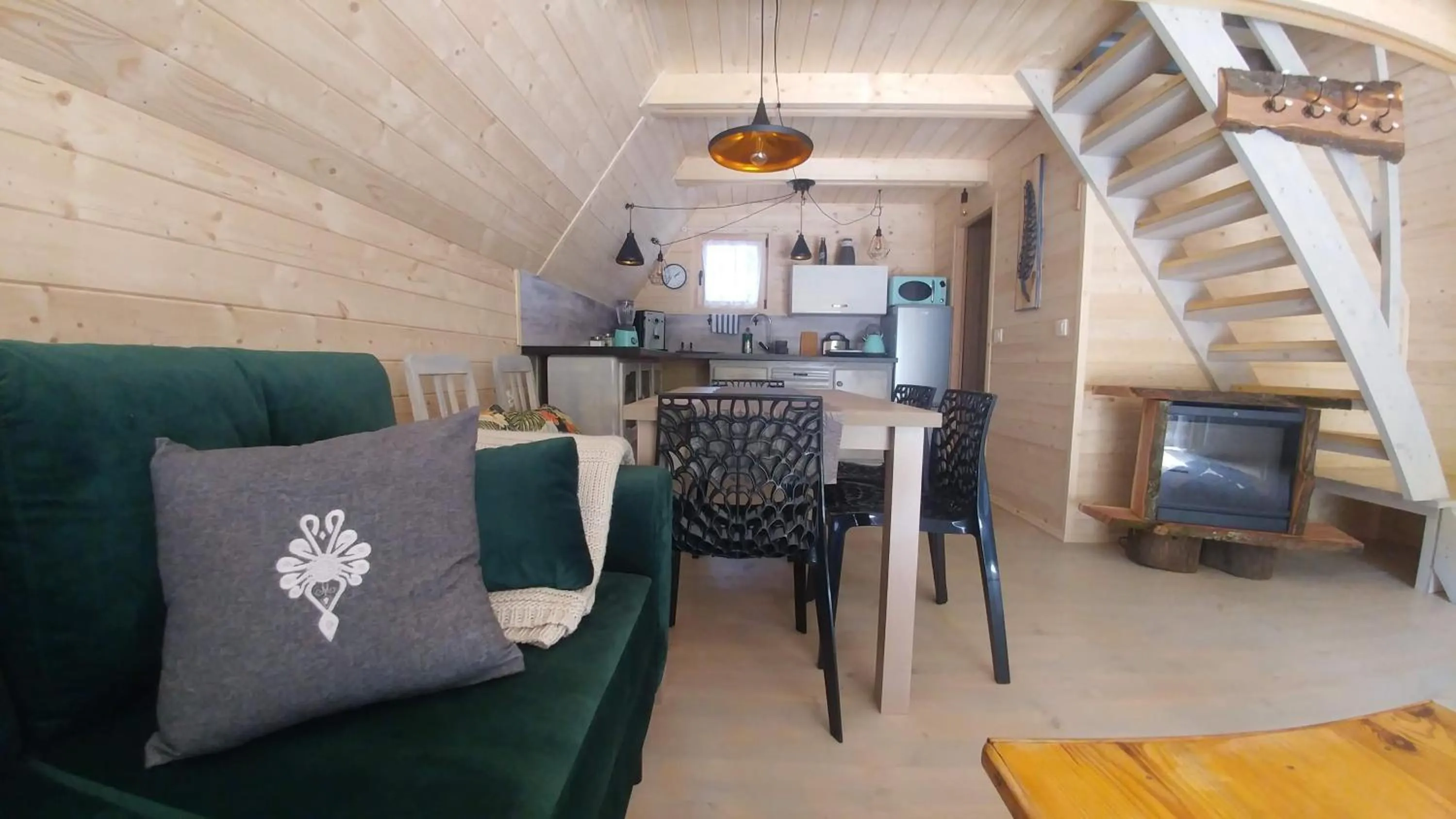 Living room in Osada pod Beskidem- chatki całoroczne