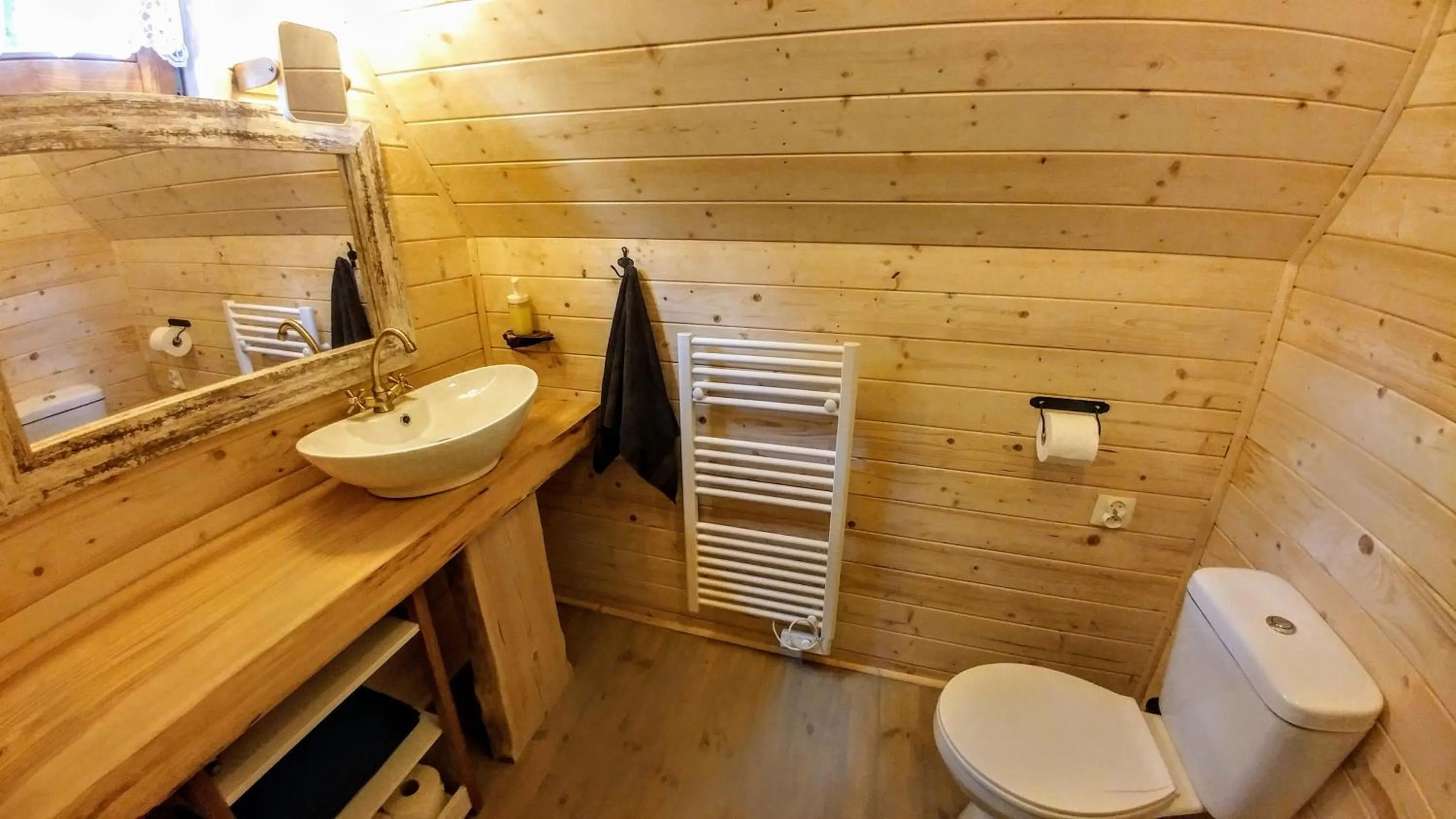 Bathroom in Osada pod Beskidem- chatki całoroczne