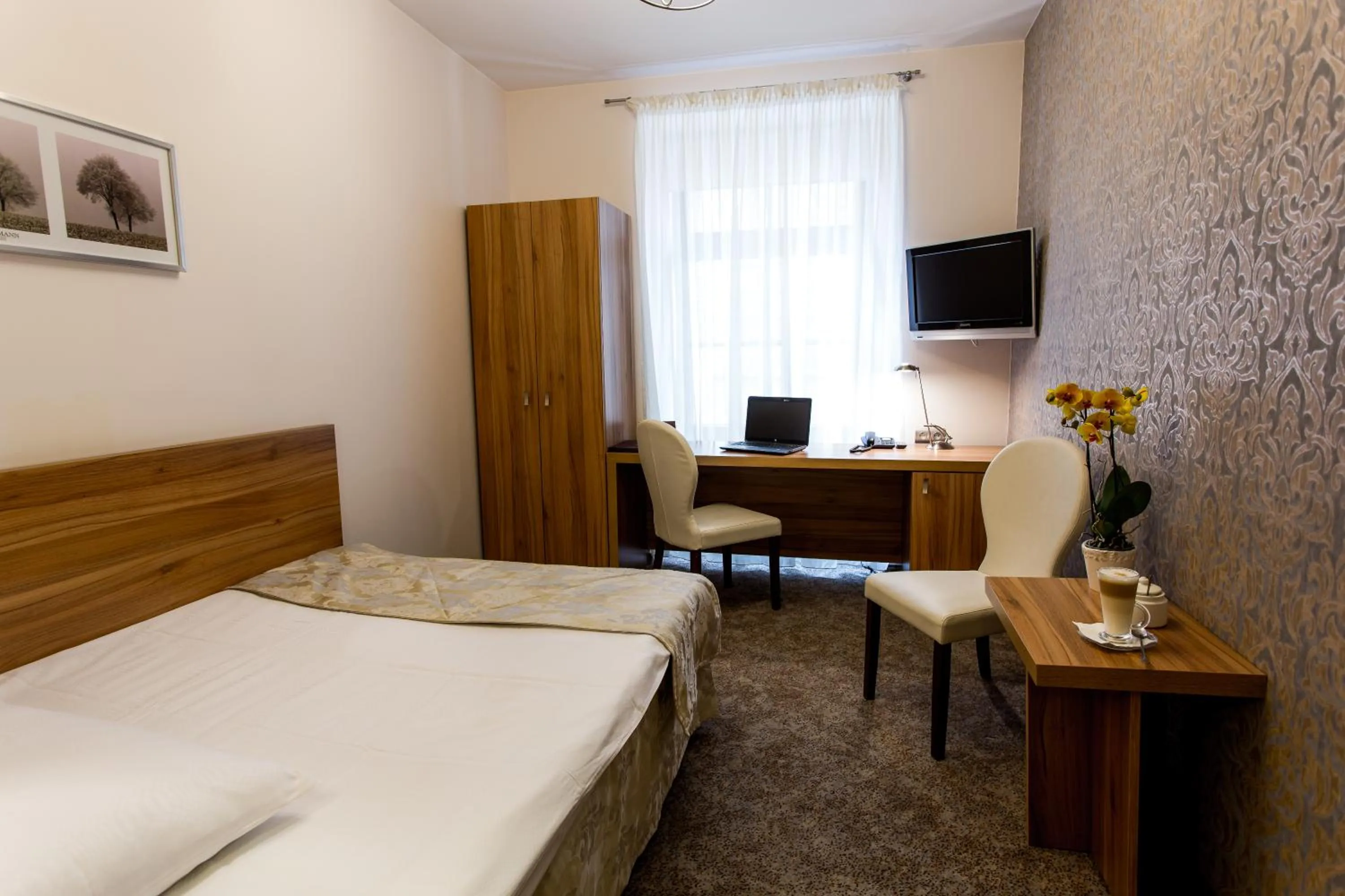 Photo of the whole room, Bed in Tulip Hotels - Wroclaw Patio