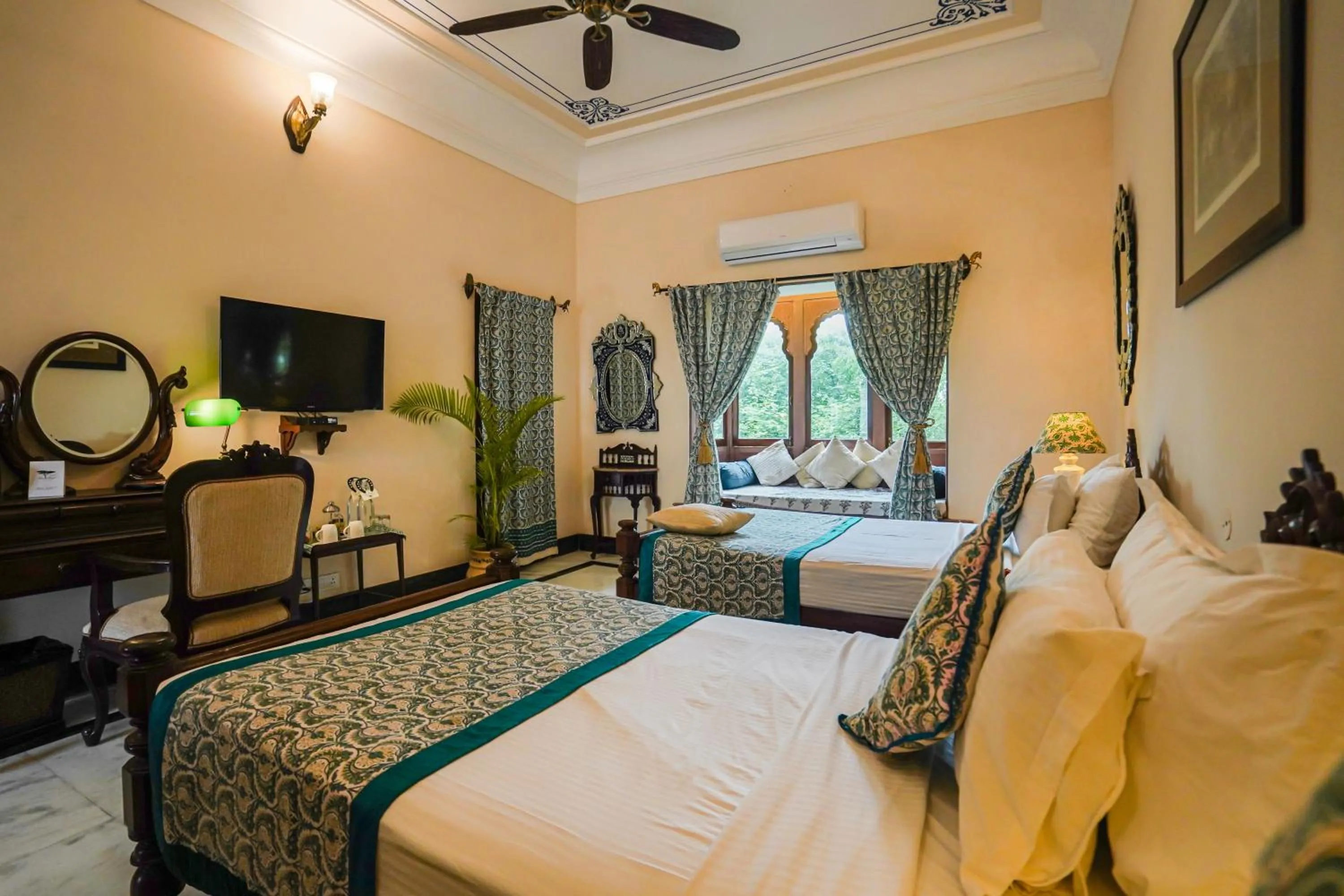 Photo of the whole room, Bed in Khas Bagh