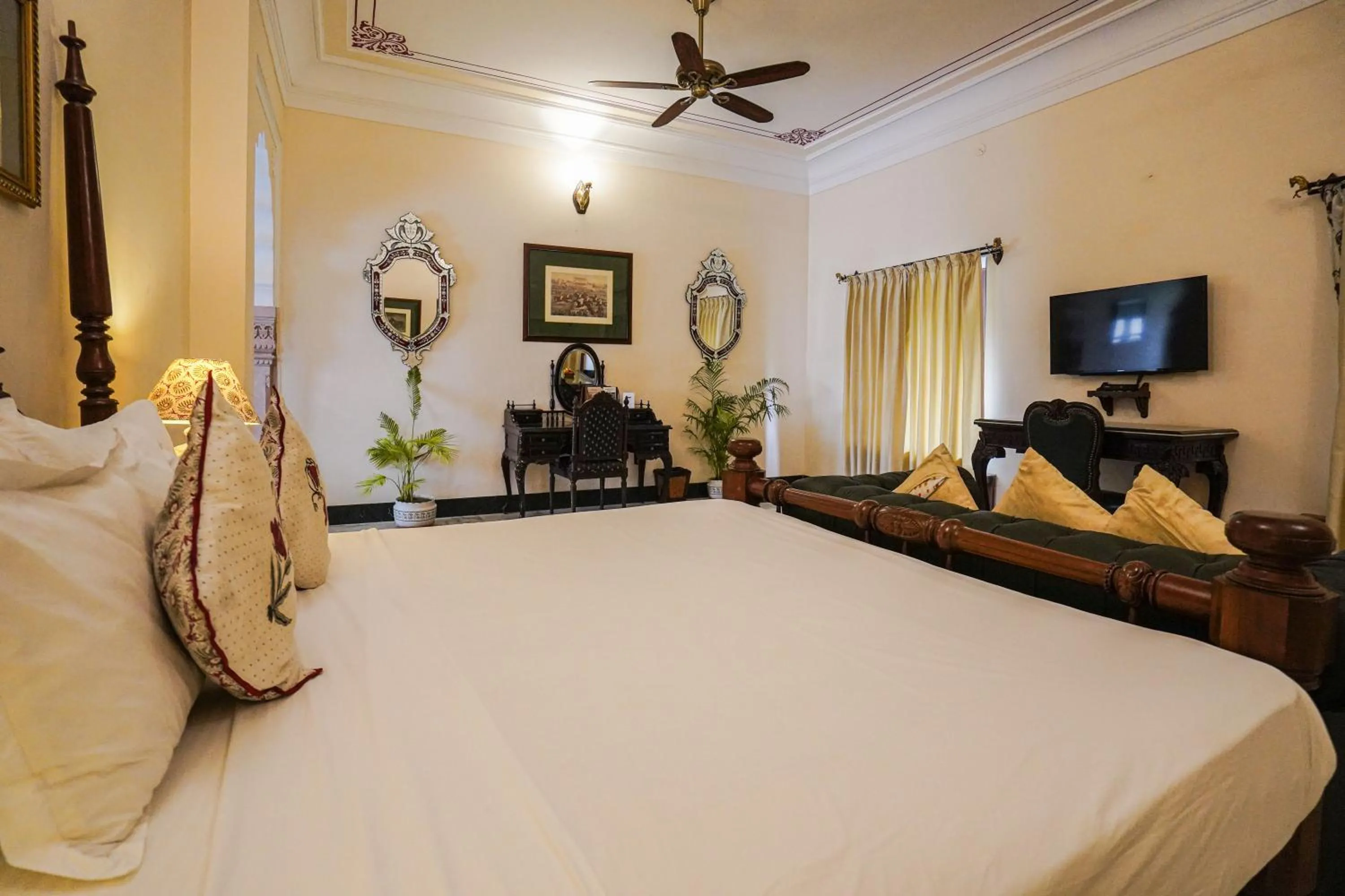 Bed in Khas Bagh