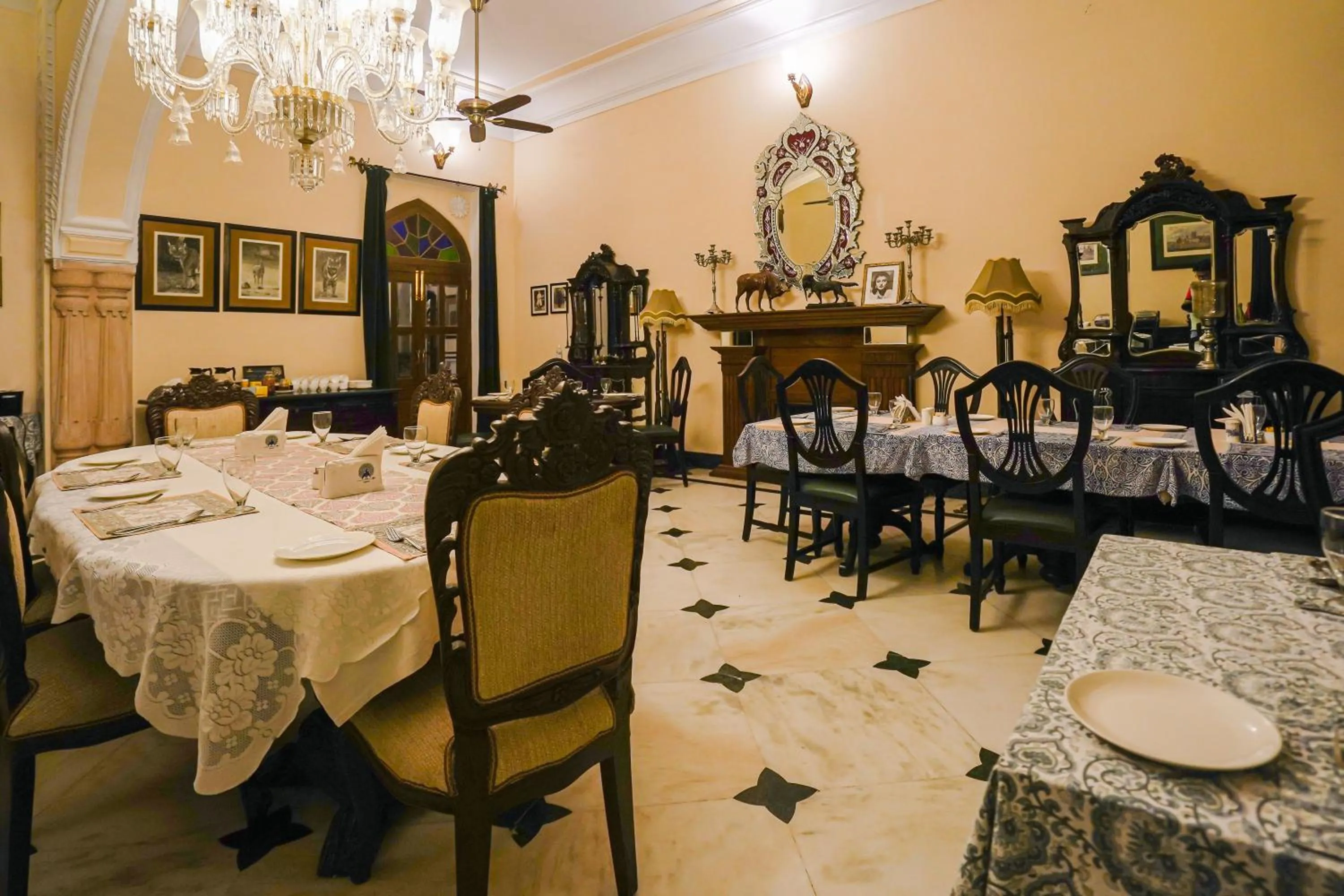 Restaurant/places to eat in Khas Bagh