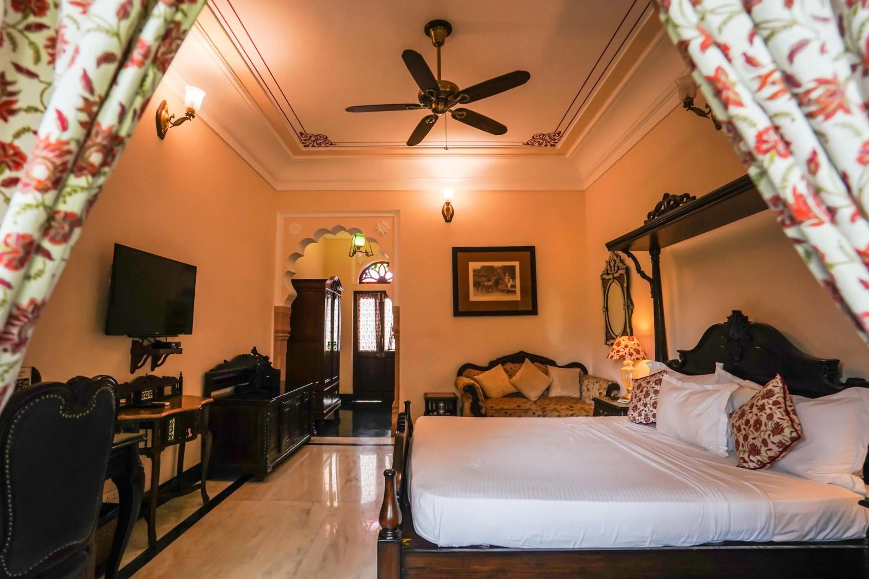 Photo of the whole room, Bed in Khas Bagh