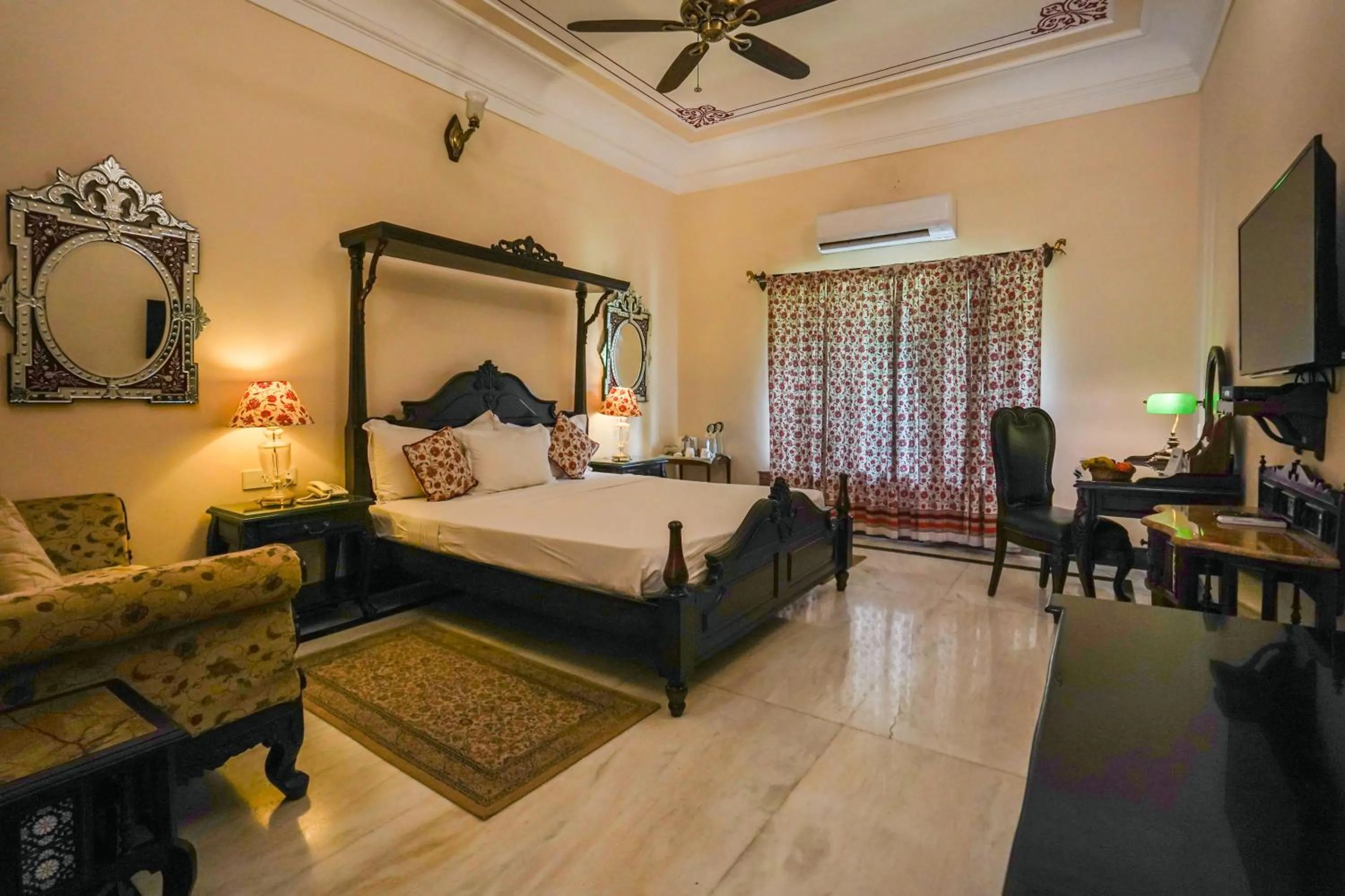 Photo of the whole room, Bed in Khas Bagh