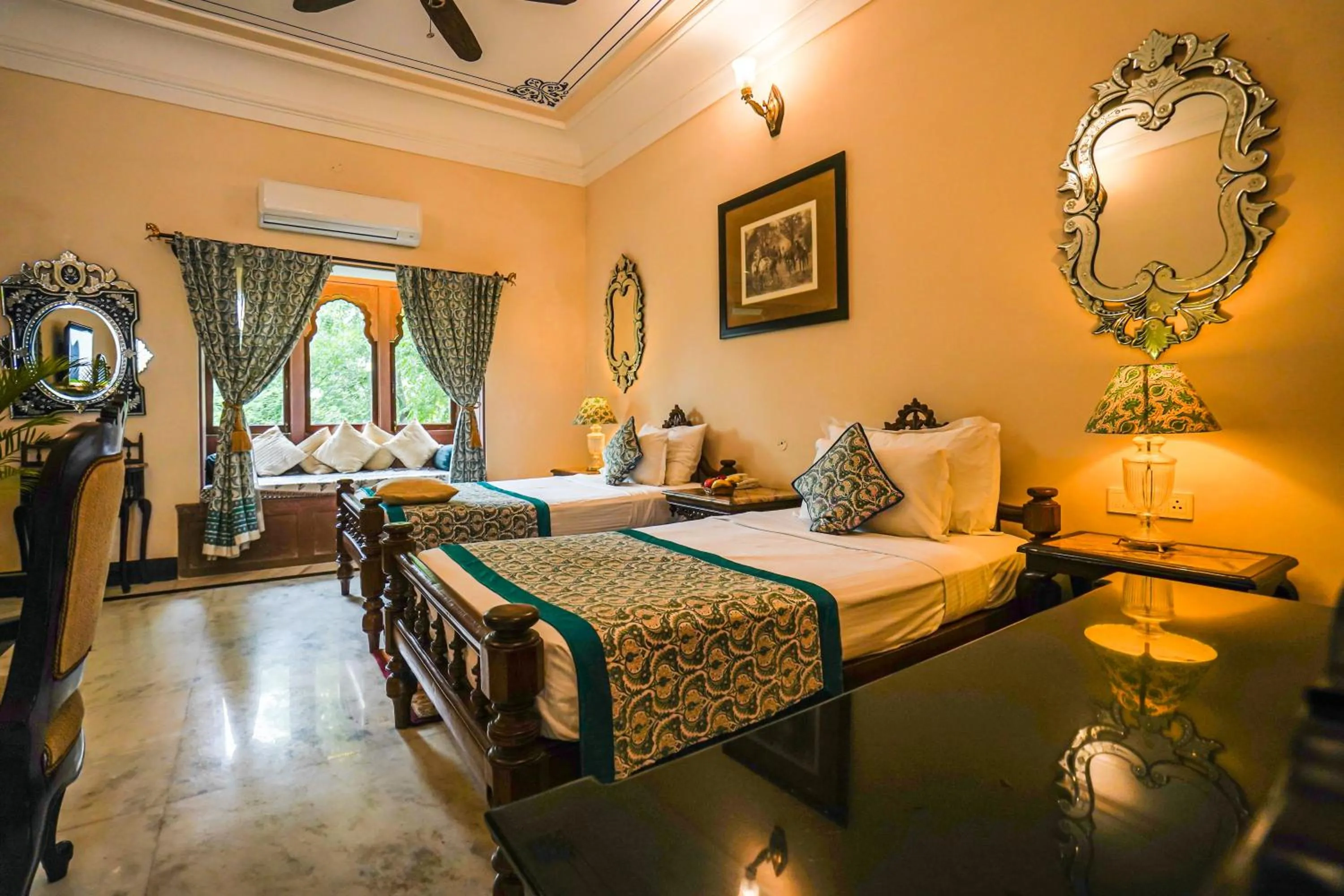 Photo of the whole room, Bed in Khas Bagh