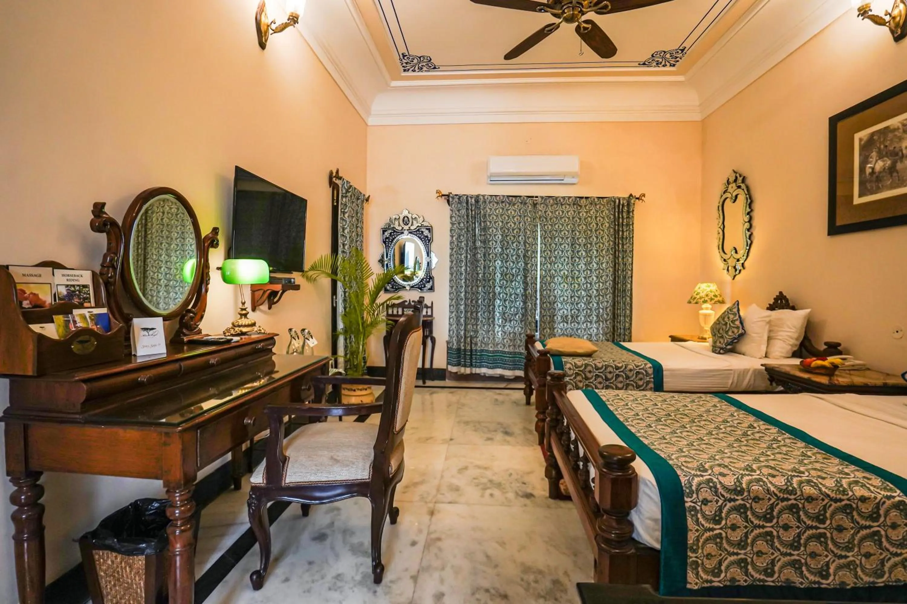 Photo of the whole room, Bed in Khas Bagh