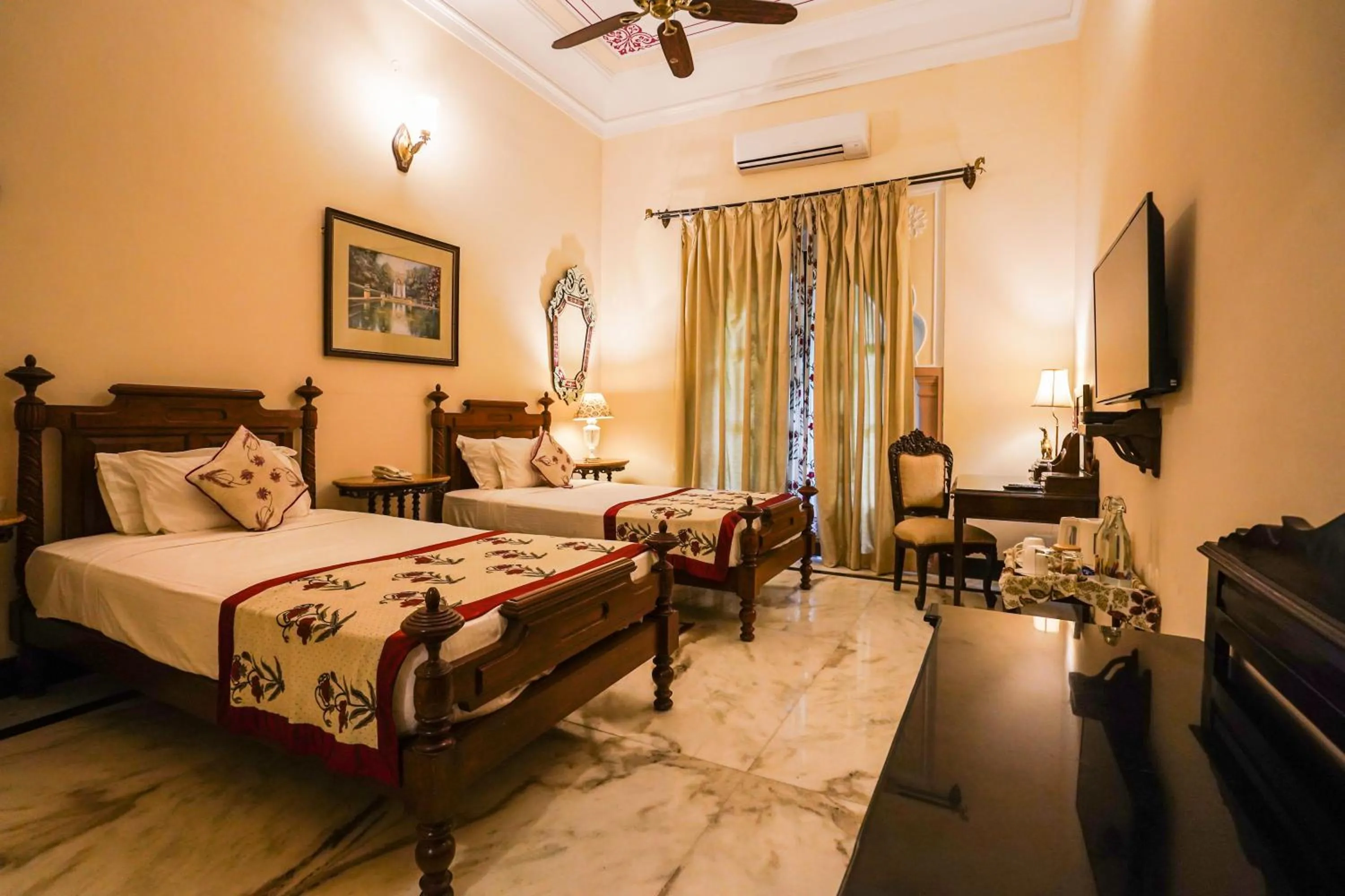 Photo of the whole room, Bed in Khas Bagh