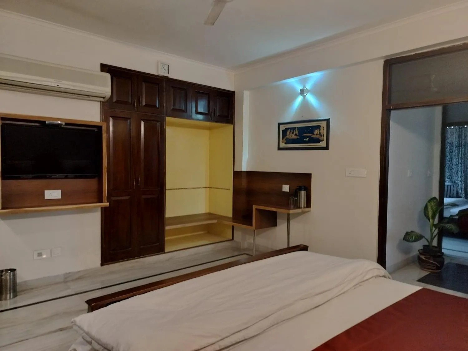 Bedroom, Bed in Hotel Sukhvilas