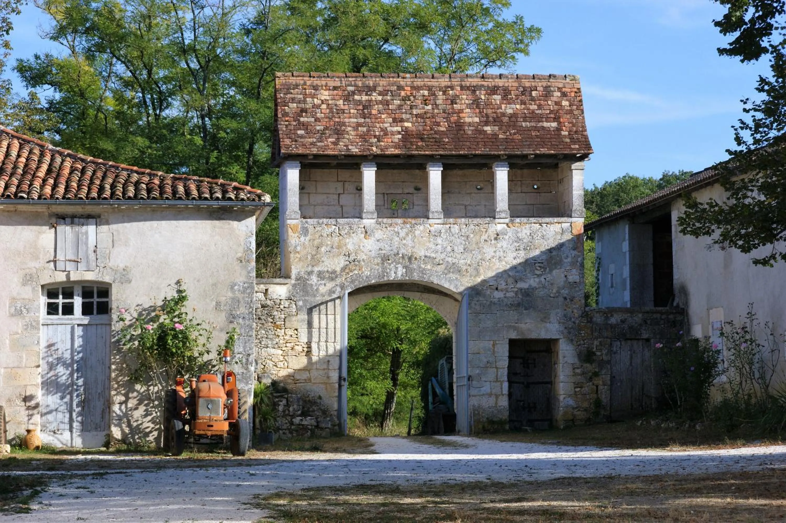 Facade/entrance in Château de La Combe