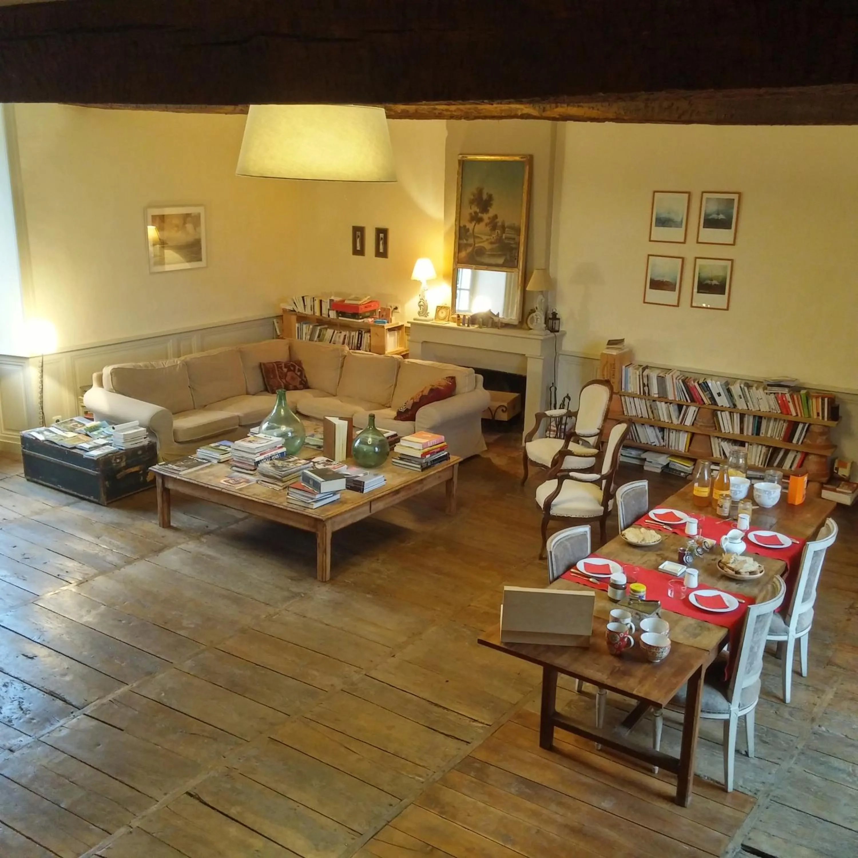 Communal lounge/ TV room in Château de La Combe