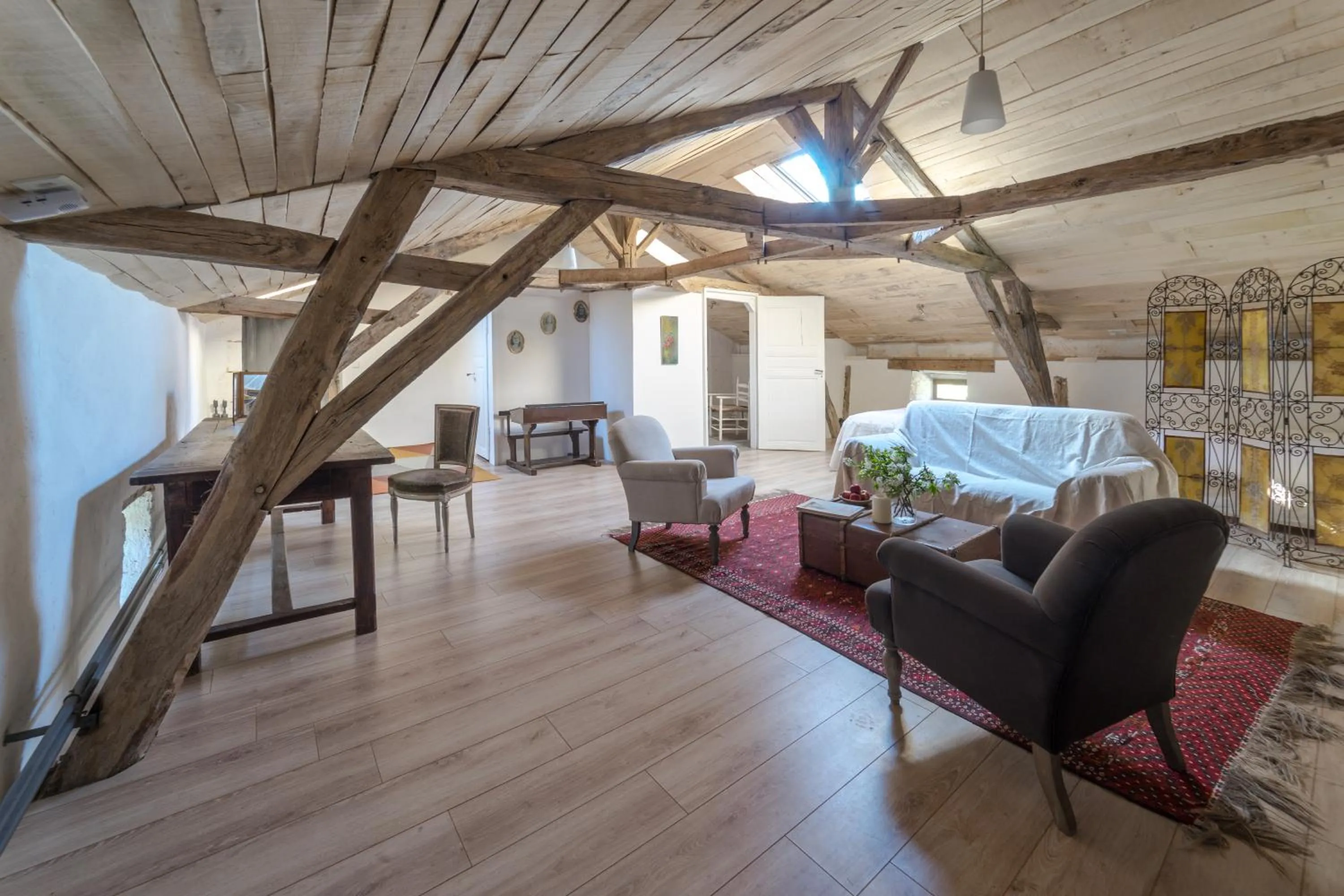 Photo of the whole room in Château de La Combe