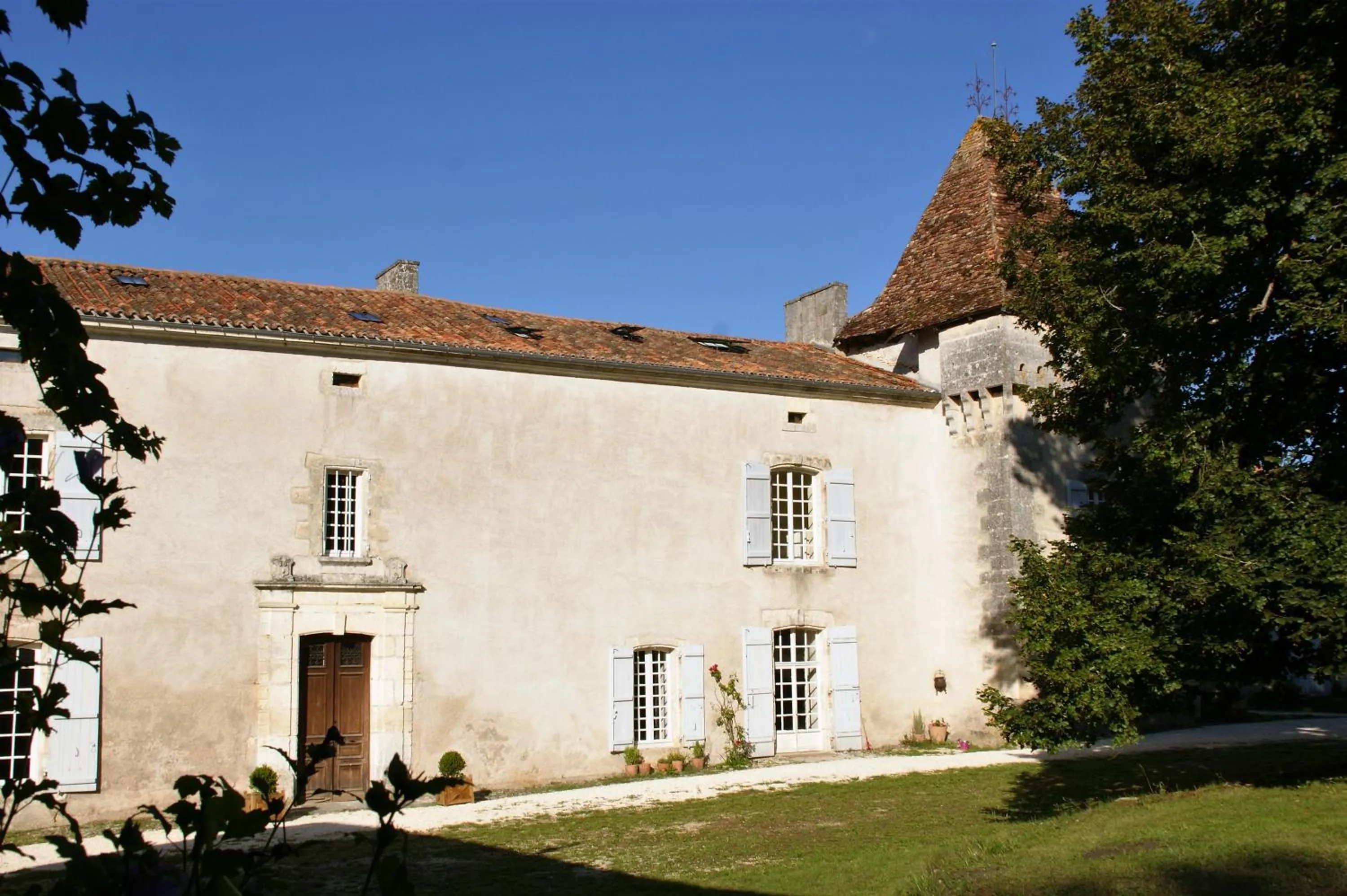 Facade/entrance in Château de La Combe