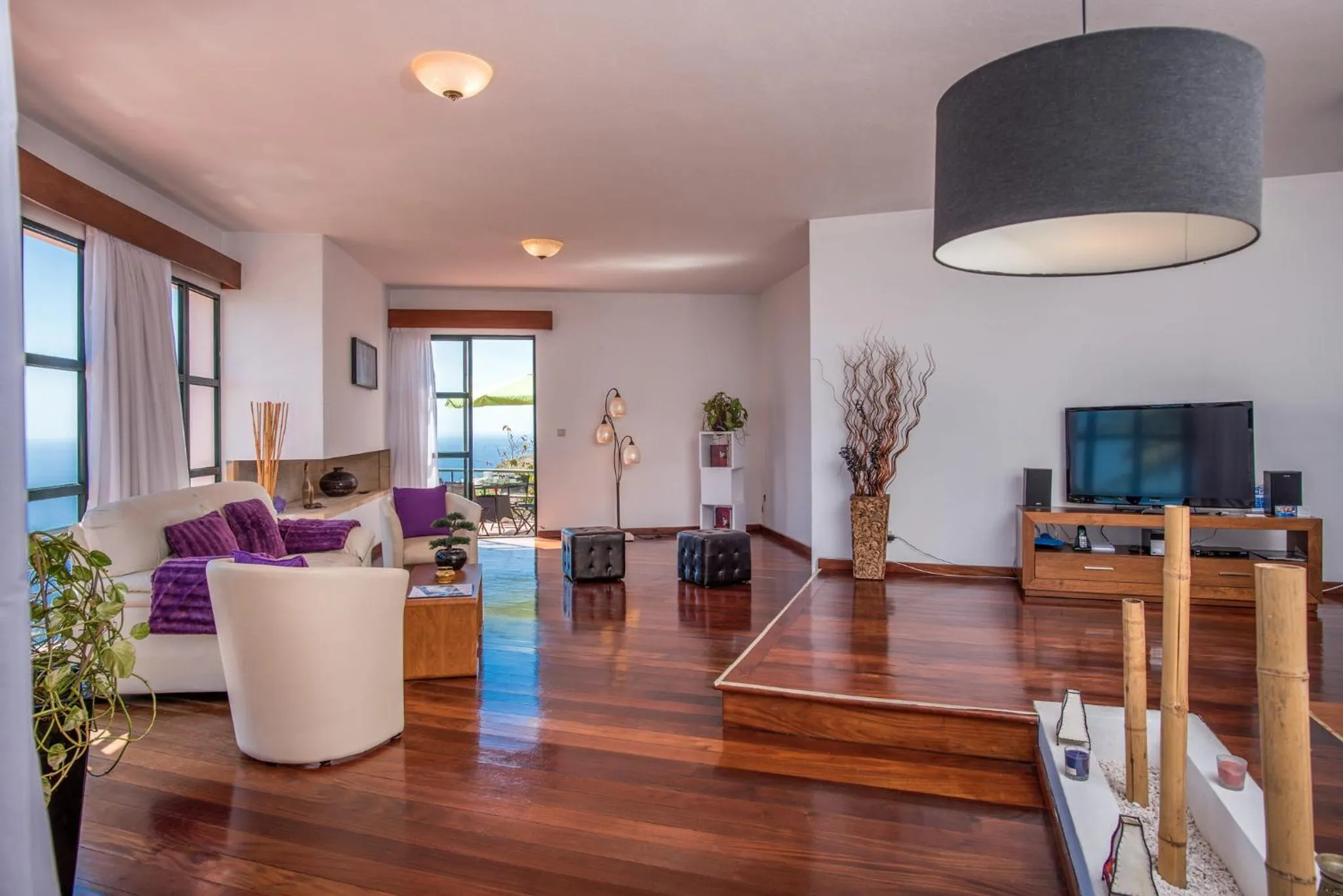 Living room in Vivenda da Esquina - by LovelyStay