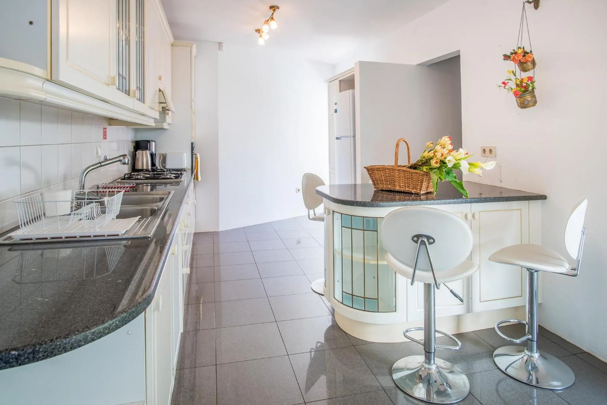 Kitchen or kitchenette in Vivenda da Esquina - by LovelyStay